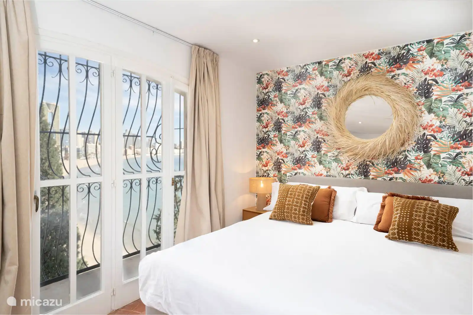 1st floor - Bedroom 3
Bedroom with queen-size bed with sea view. TV, private bathroom equipped with bath-shower, washbasin, toilet, terrace. 