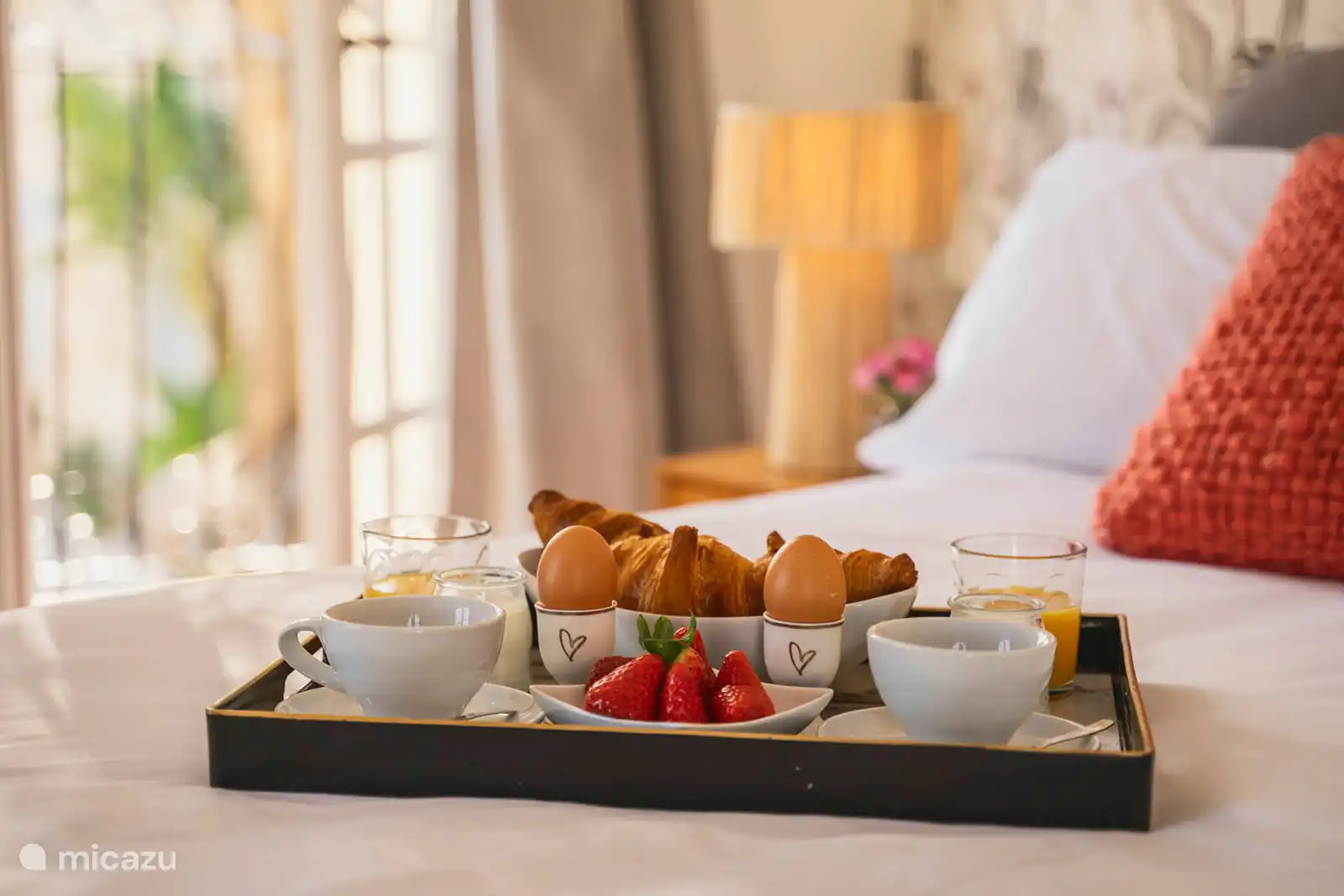 1st floor - Bedroom 2 with en-suite bathroom with bath/shower, double vanity, hairdryer, towels, products. Balconies and sea views.