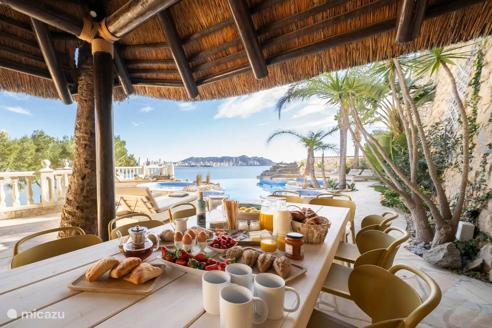 Infinity-Pool, Jacuzzi, Planschbecken, Brunnen, umgeben von einer Terrasse mit Liegeliege, Sofas. Speisesaal, Grill, Meerblick.