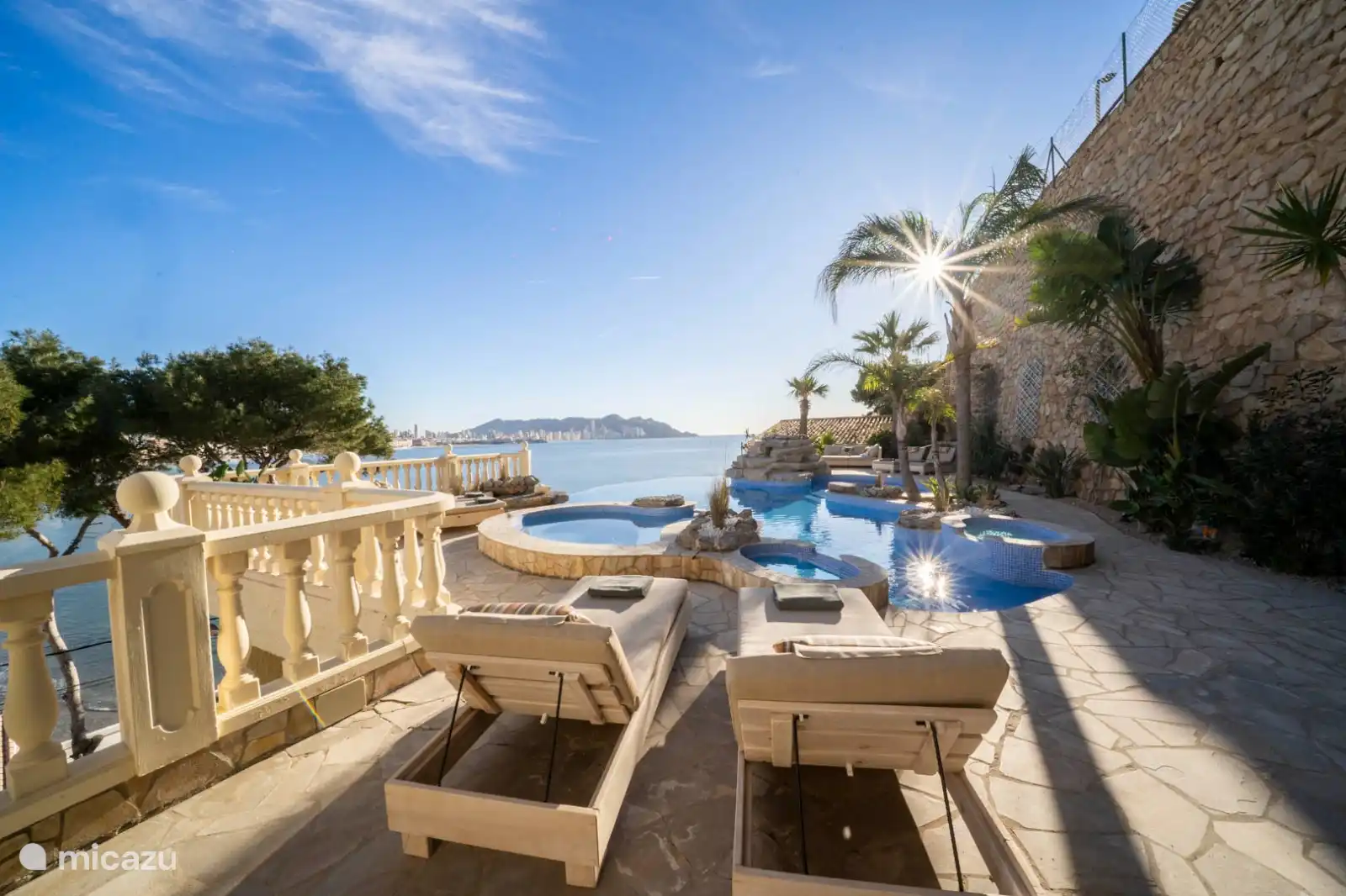 Infinity pool, jacuzzi, paddling pool, fountain, surrounded by a terrace with sun loungers, sofas. Dining room, Barbecue, sea view.