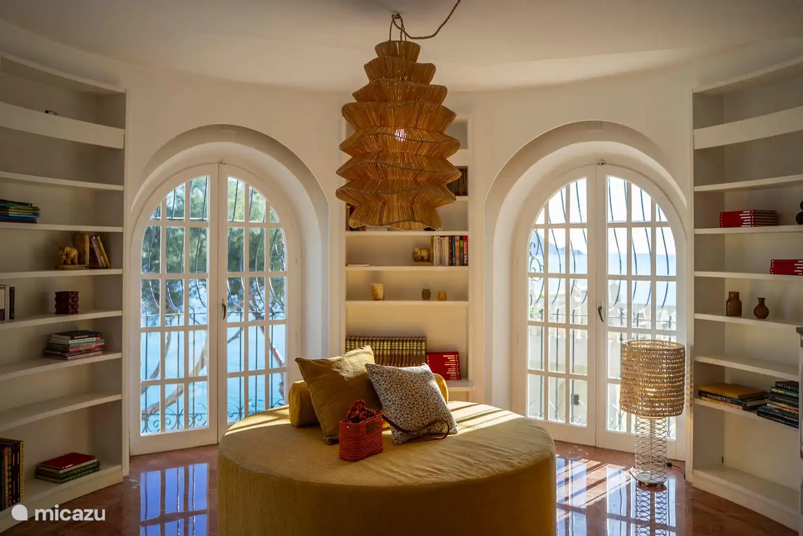 Library, air conditioning, terrace access, sea view.