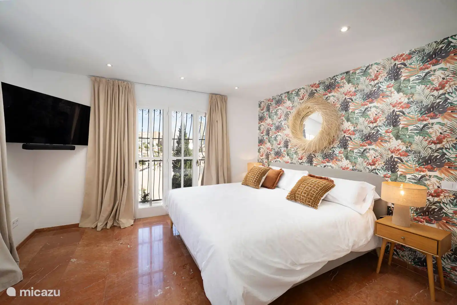 1st floor - Bedroom 3
Bedroom with queen-size bed with sea view. TV, private bathroom equipped with bath-shower, washbasin, toilet, terrace. 