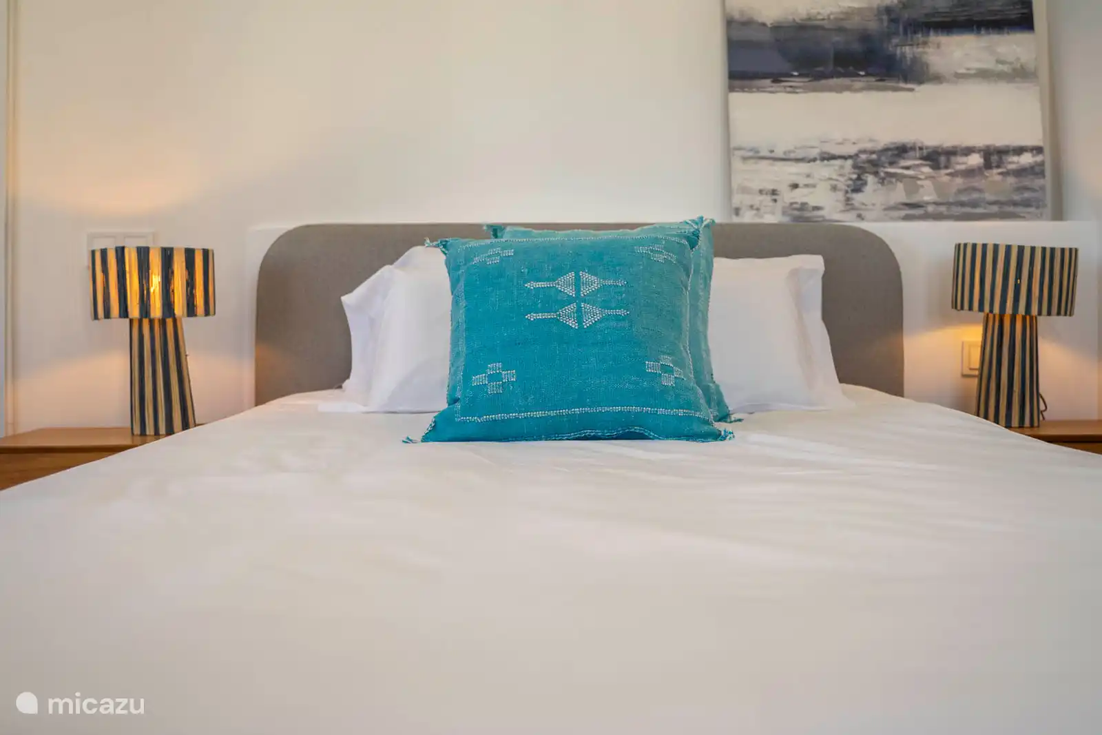 2nd floor - Bedroom 6
Bedroom with double bed and sea view, bathroom with shower, washbasin. 