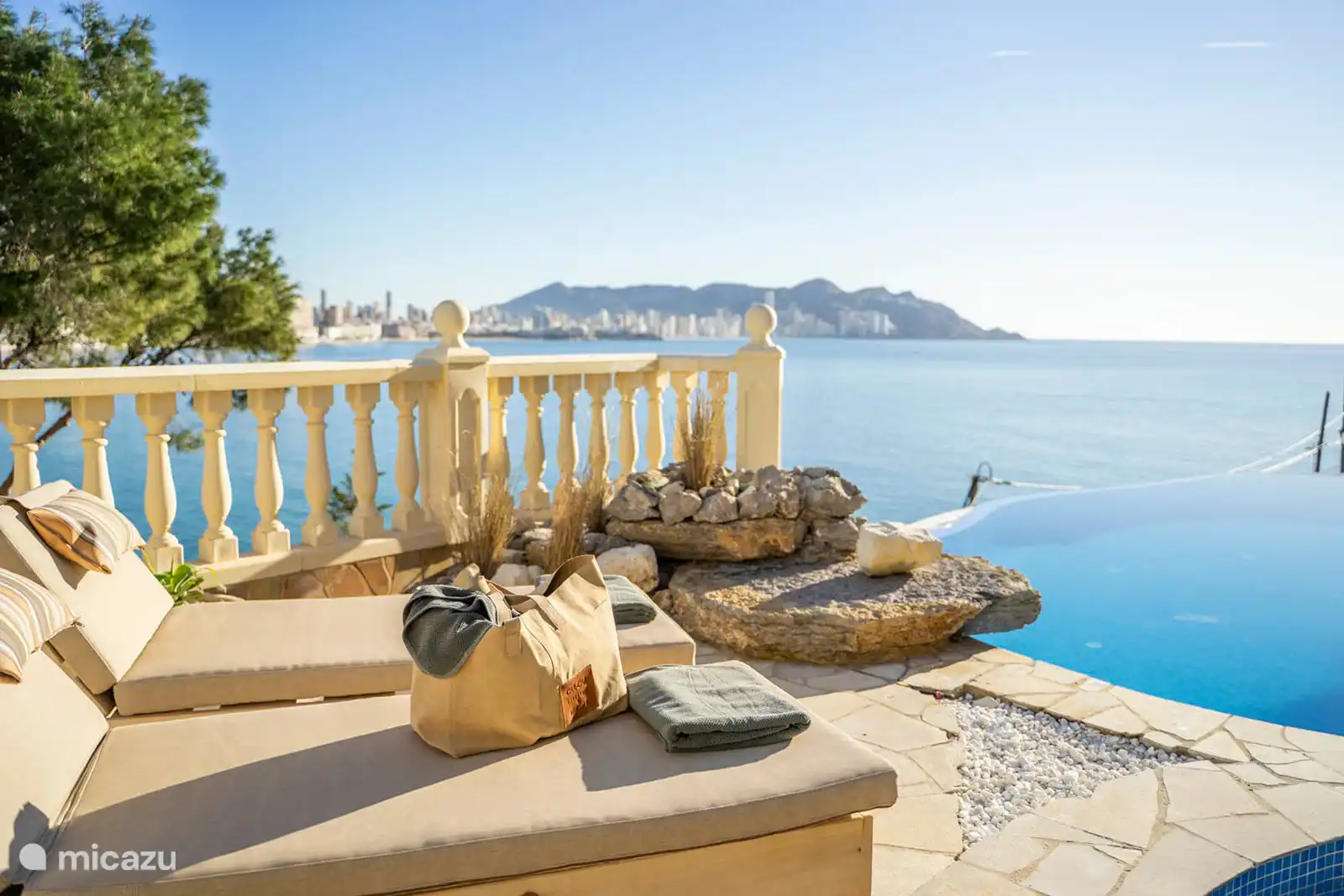 Infinity pool, jacuzzi, paddling pool, fountain, surrounded by a terrace with sun loungers, sofas. Dining room, Barbecue, sea view.