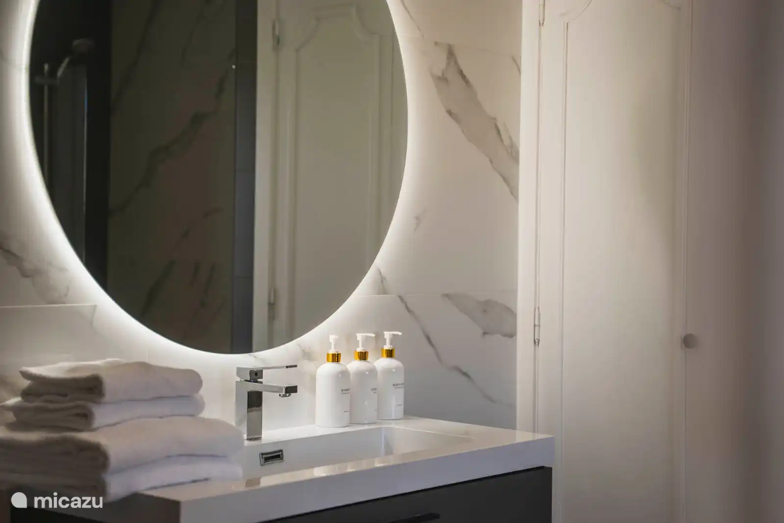 1. Stock – Schlafzimmer 2
Privates Badezimmer ausgestattet mit Badedusche, Waschbecken und Toilette. 