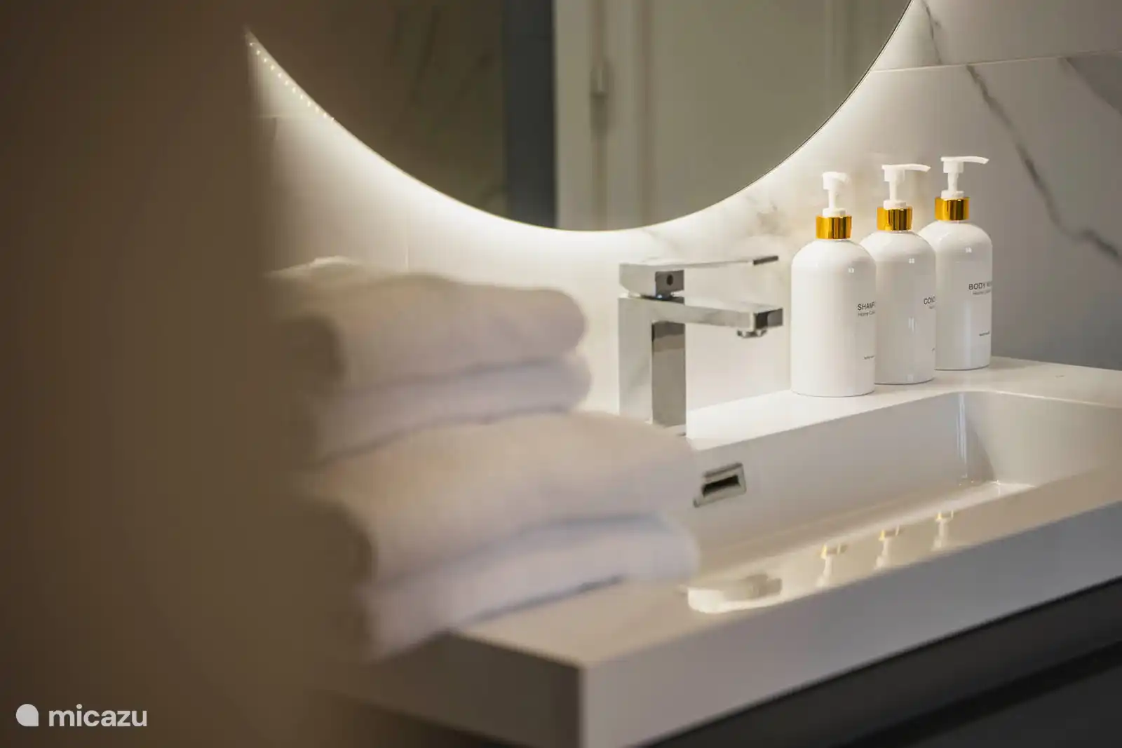 1st floor - Bedroom 2
Private bathroom equipped with bath-shower, washbasin, toilet. 