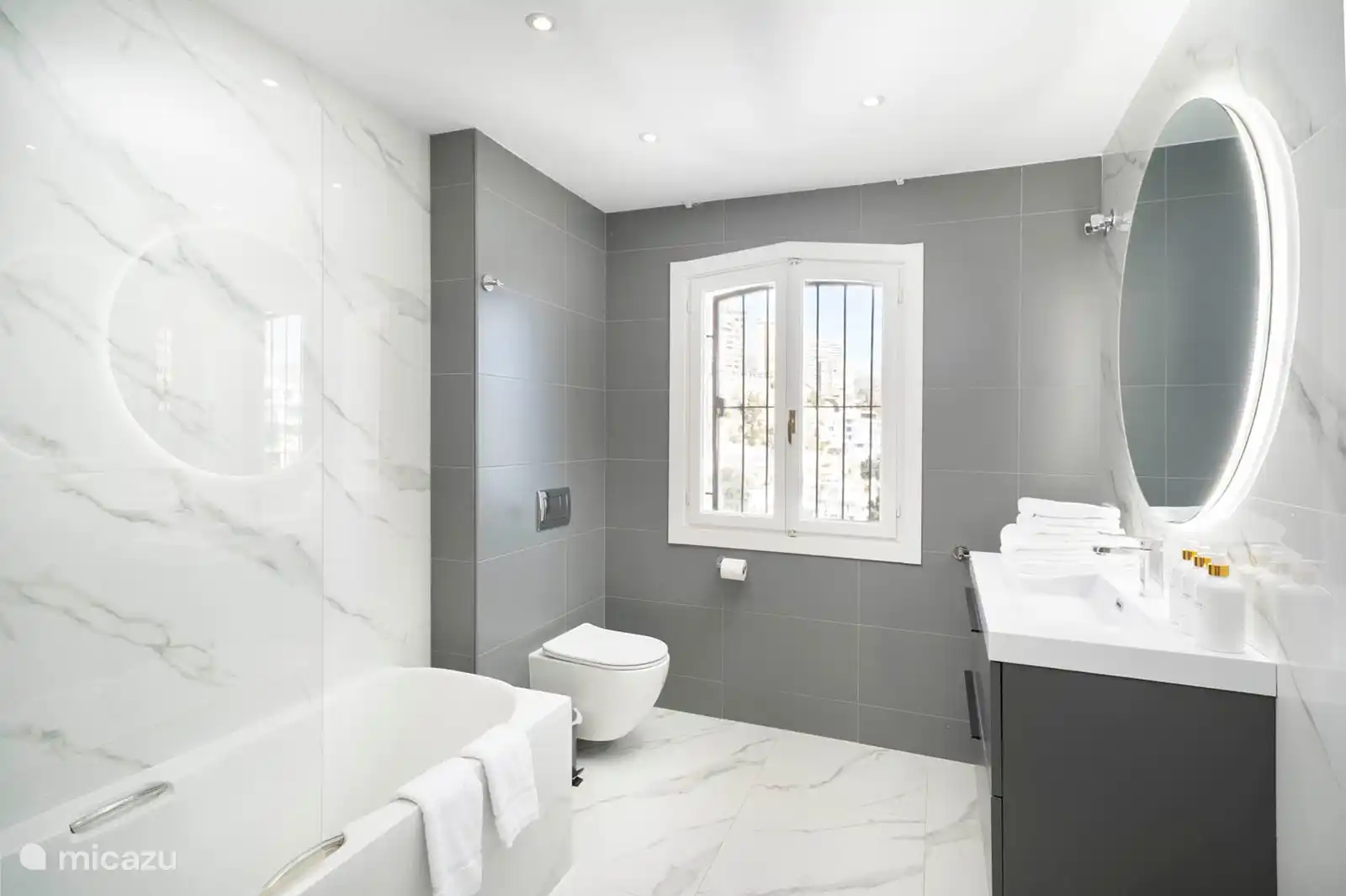 1st floor - Bedroom 3
Private bathroom equipped with bath-shower, washbasin, toilet. 