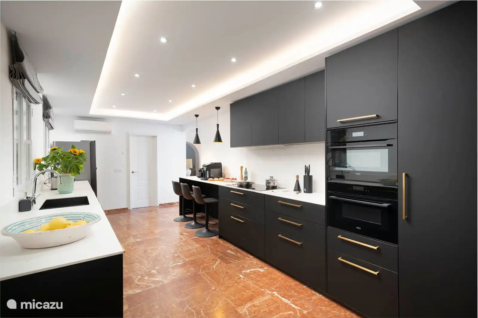 Equipped kitchen, 2 refrigerators, freezer, oven, microwave, Nespresso coffee maker, dishwasher, toaster. 