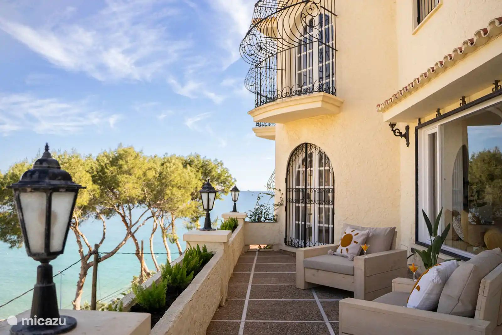 Terrace with sea view.