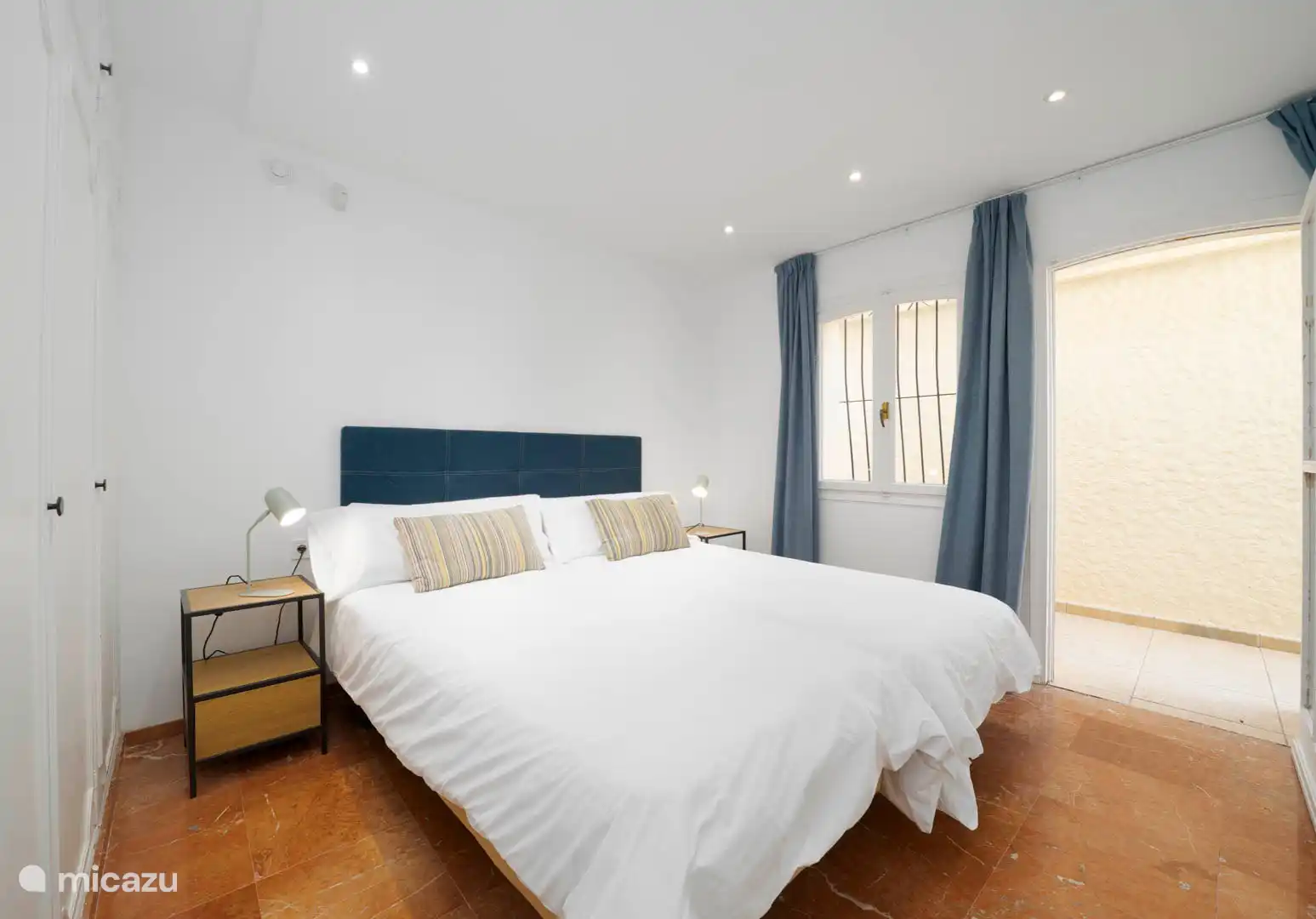 1st floor - Bedroom 4
Bedroom with 2 single beds, shared bathroom with bedroom 5, equipped with shower and sink. 