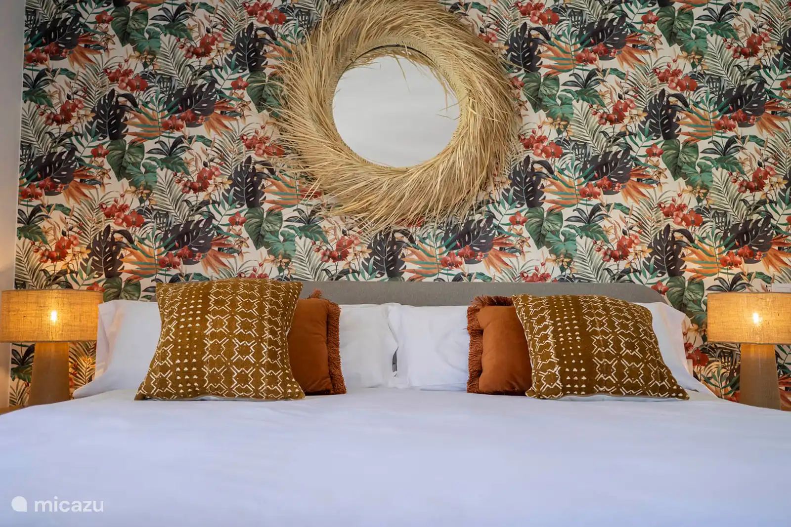 1st floor - Bedroom 3
Bedroom with queen-size bed with sea view. TV, private bathroom equipped with bath-shower, washbasin, toilet, terrace. 