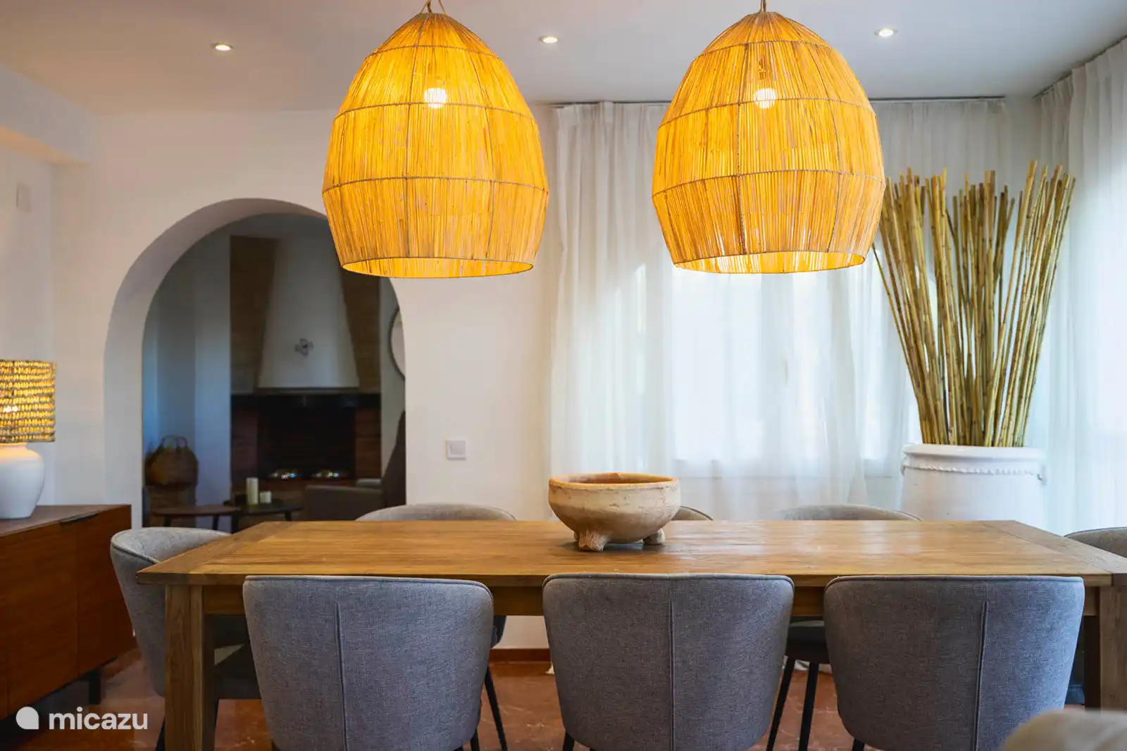 Dining room, air conditioning, access to terrace, sea view.