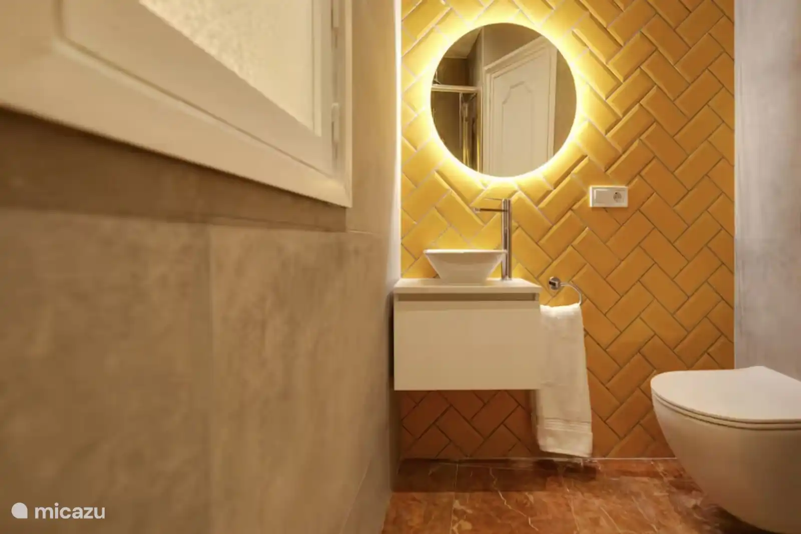 1. Stock – Badezimmer, Schlafzimmer 4 und 5, ausgestattet mit Dusche, Waschbecken und Toilette. 