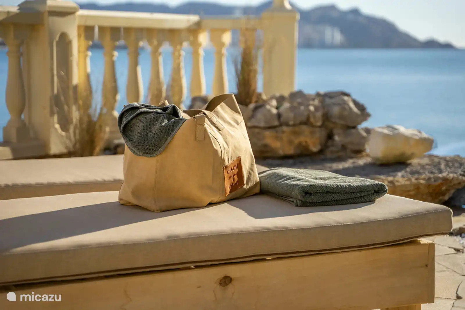 Infinity pool, jacuzzi, paddling pool, fountain, surrounded by a terrace with sun loungers, sofas. Dining room, Barbecue, sea view.