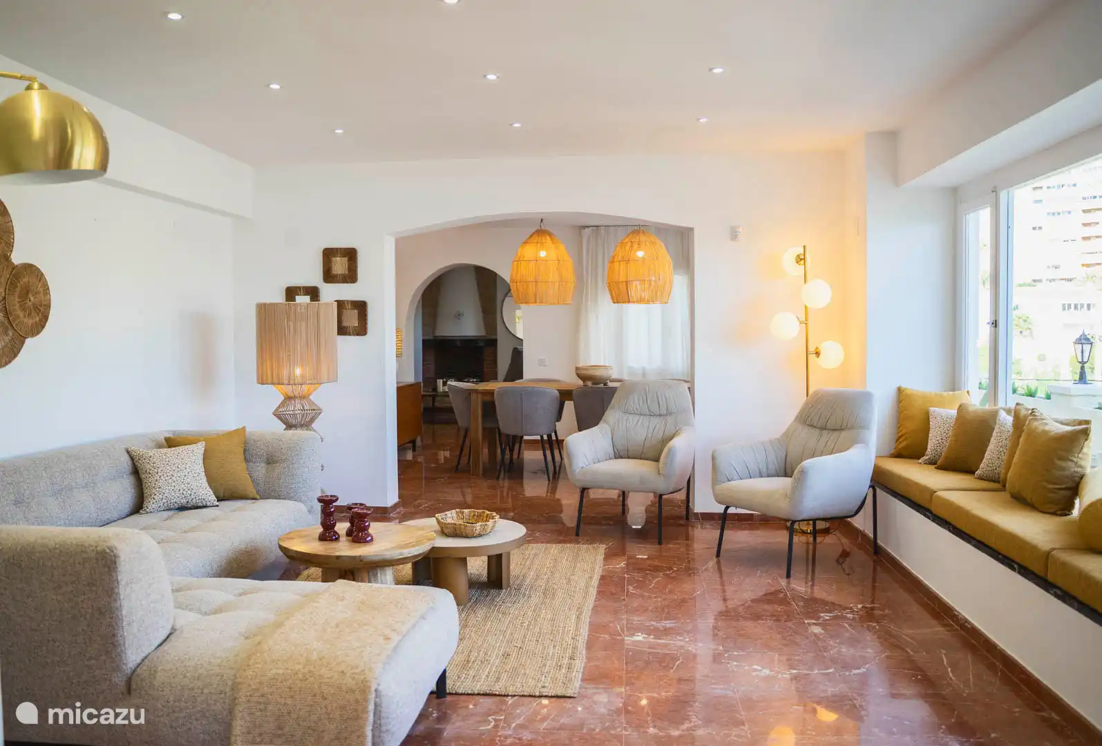 Living room with sofas, TV, air conditioning, access to terrace, sea view.