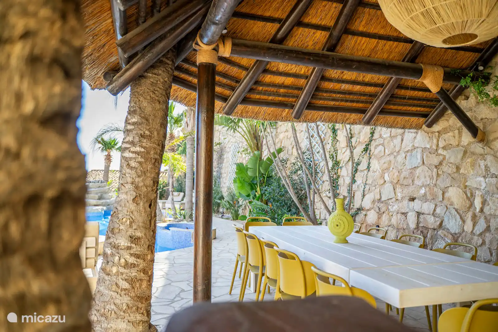 Infinity pool, jacuzzi, paddling pool, fountain, surrounded by a terrace with sun loungers, sofas. Dining room, Barbecue, sea view.