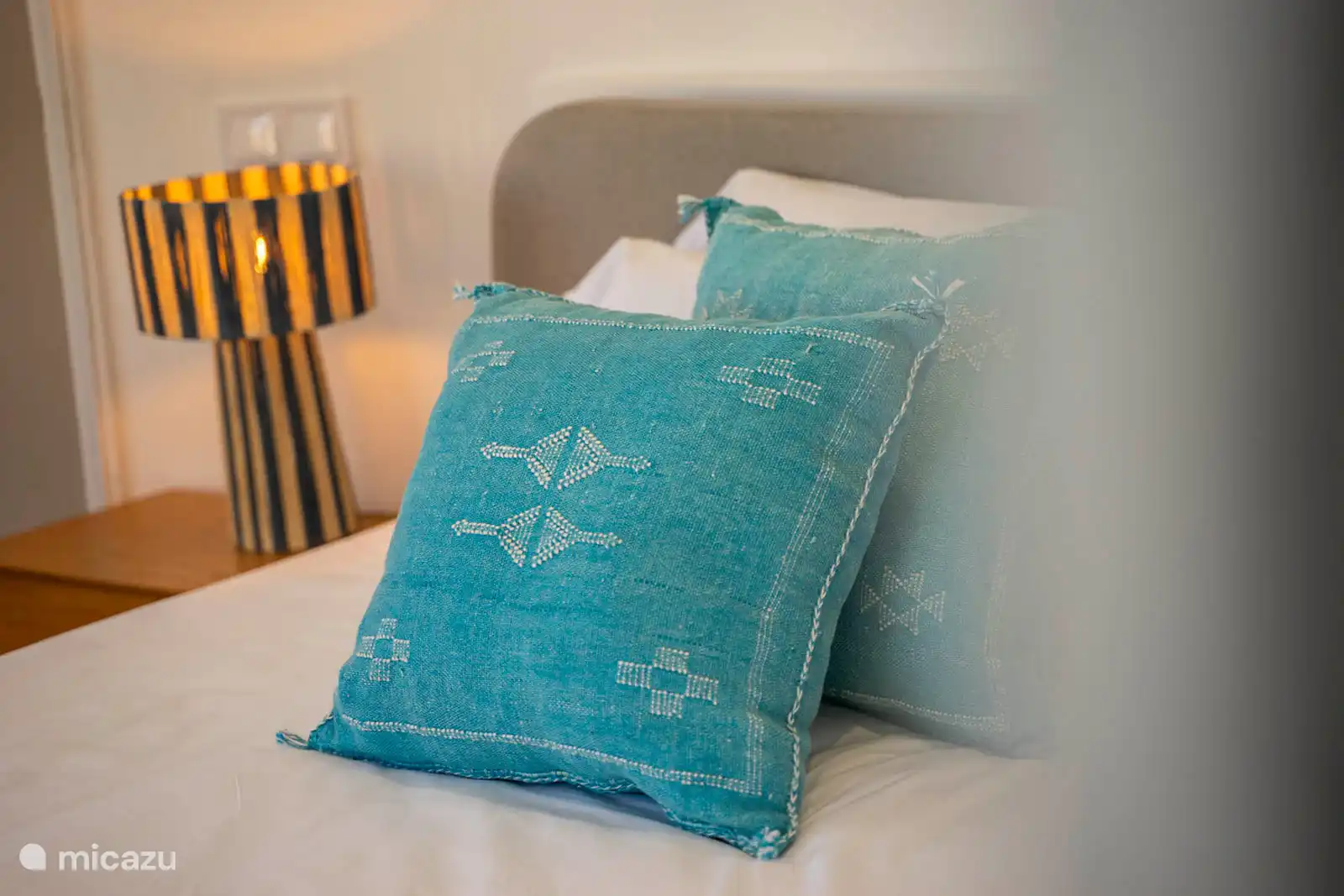 2nd floor - Bedroom 6
Bedroom with double bed and sea view, bathroom with shower, washbasin. 