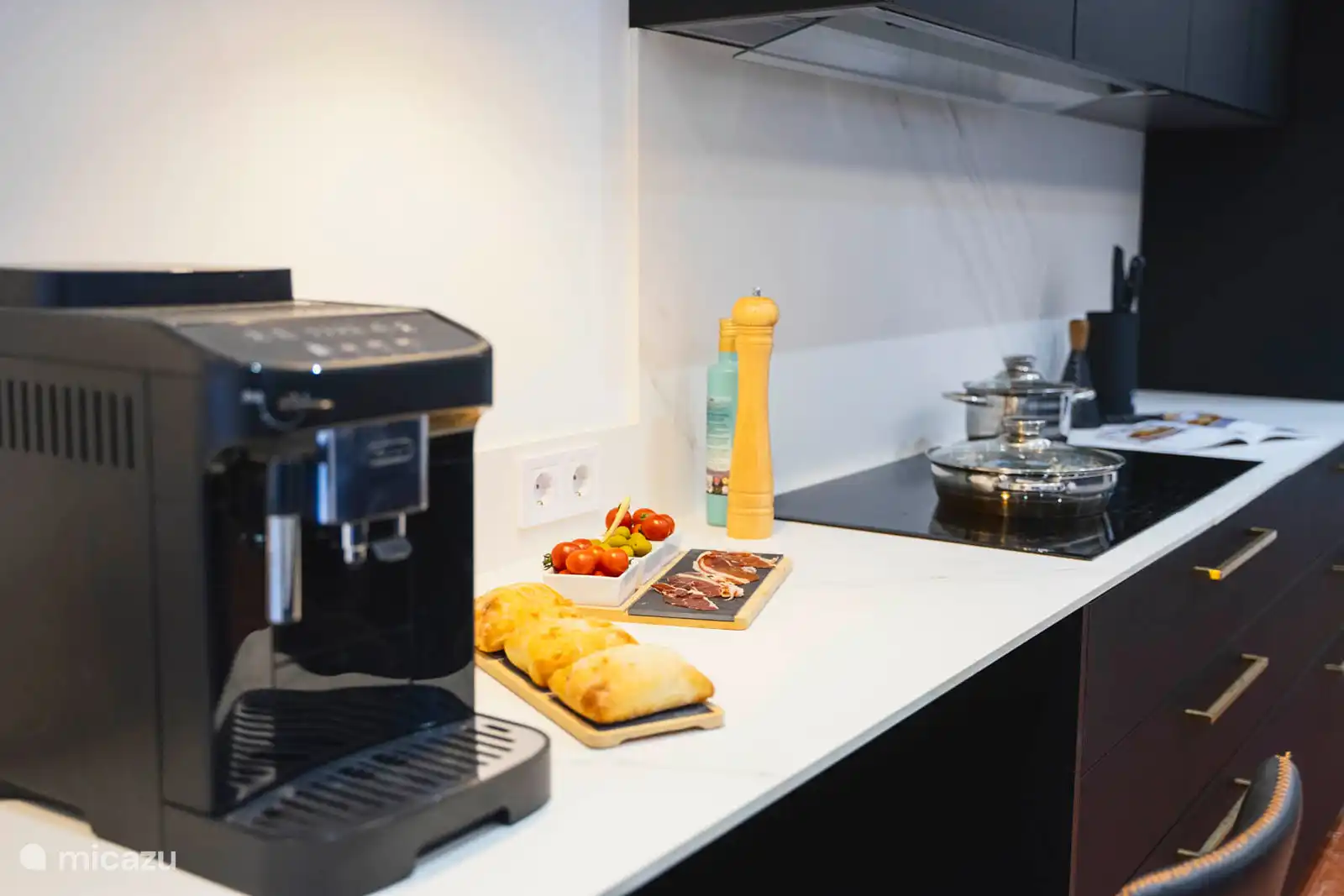 Equipped kitchen, 2 refrigerators, freezer, oven, microwave, Nespresso coffee maker, dishwasher, toaster. 