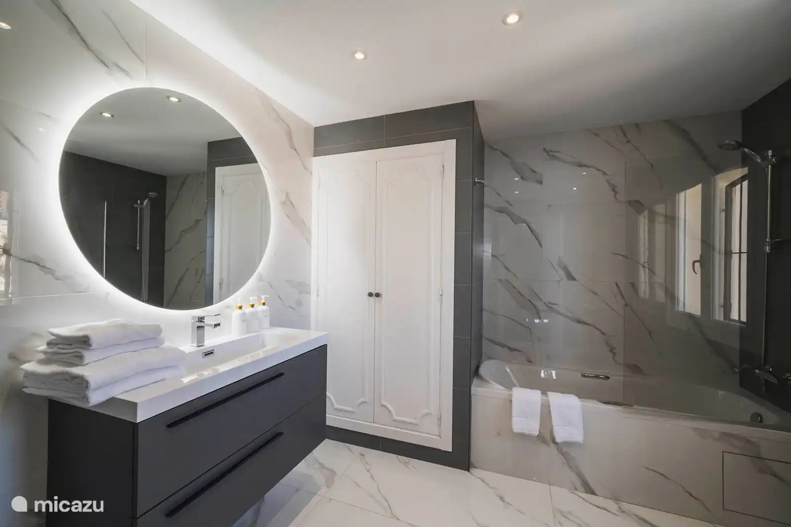 1. Stock – Schlafzimmer 2
Privates Badezimmer ausgestattet mit Badedusche, Waschbecken und Toilette. 