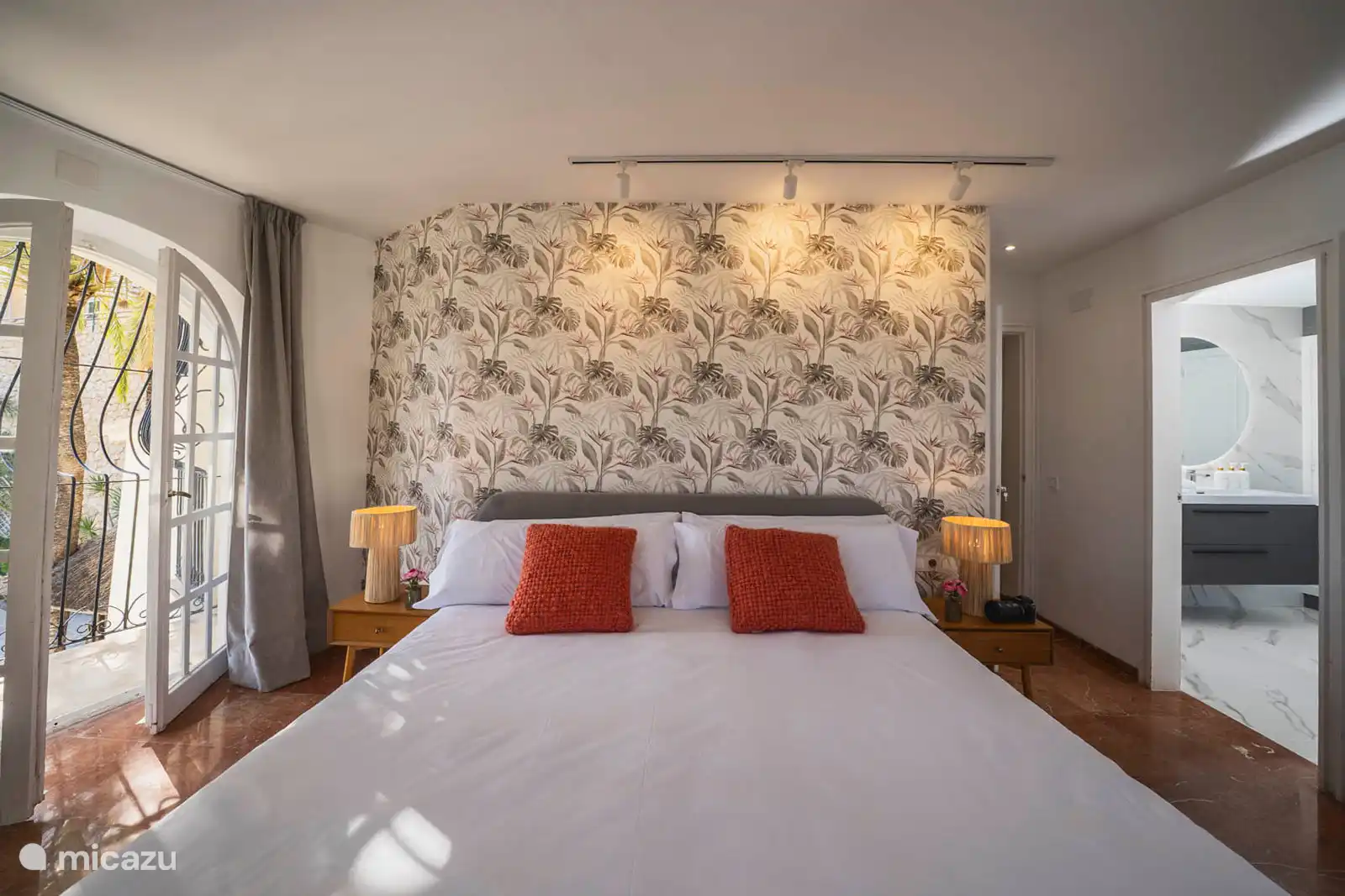 1st floor - Bedroom 2 with en-suite bathroom with bath/shower, double vanity, hairdryer, towels, products. Balconies and sea views.