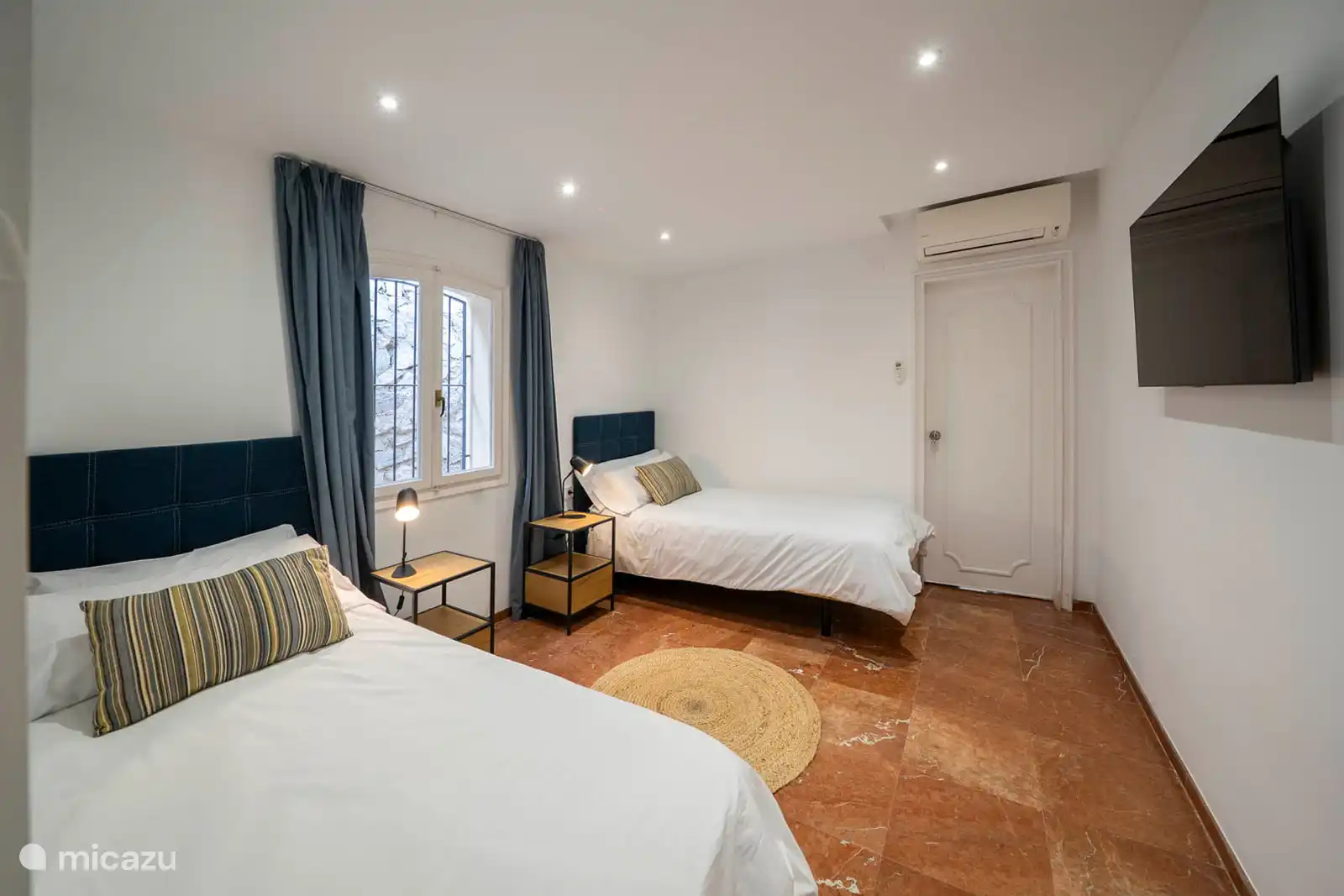 1st floor - Bedroom 5
Bedroom with 2 single beds, TV, shared bathroom with bedroom 4, equipped with shower and sink. 