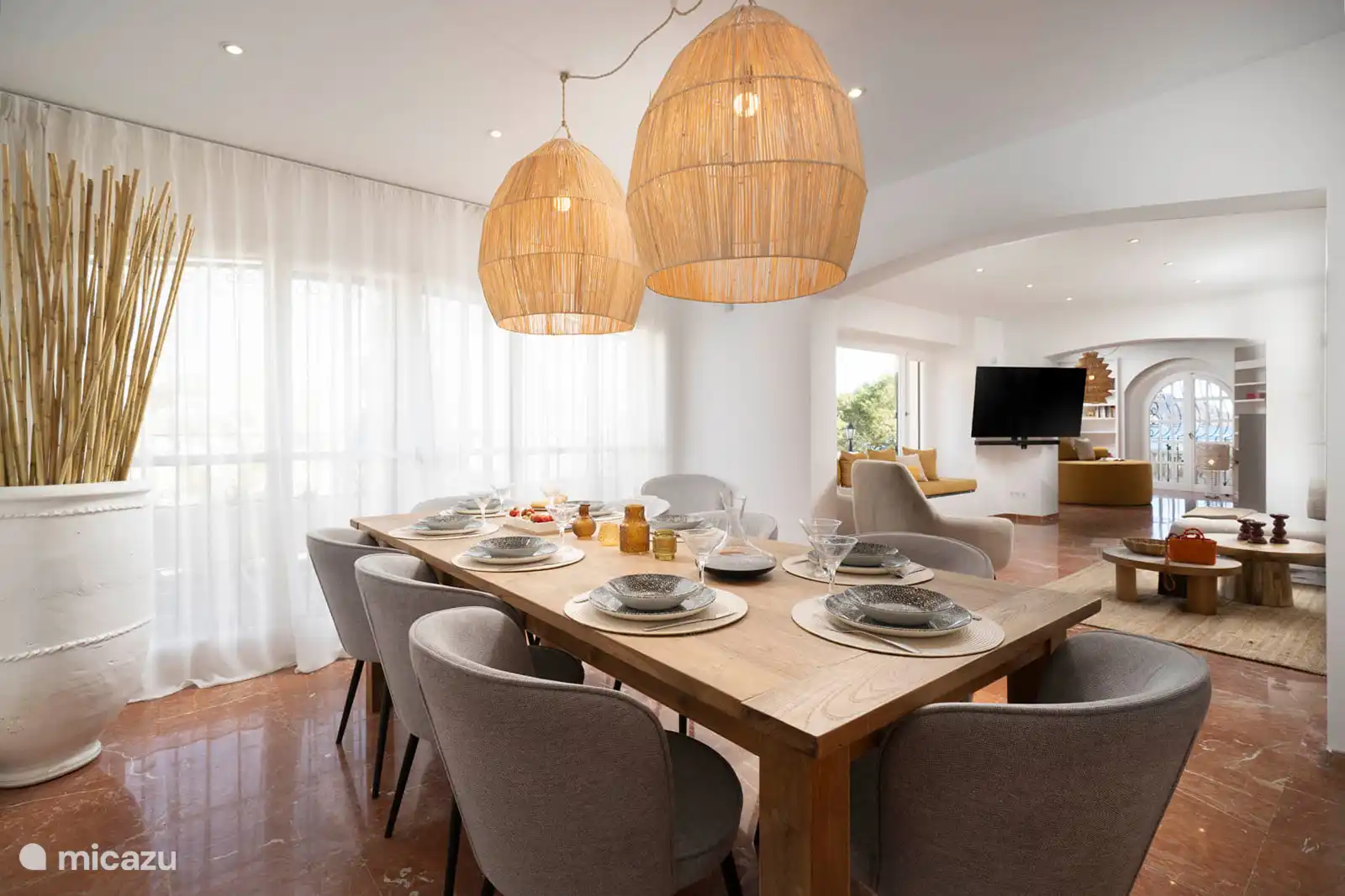 Dining room open to the living room, air conditioning, access to terrace.