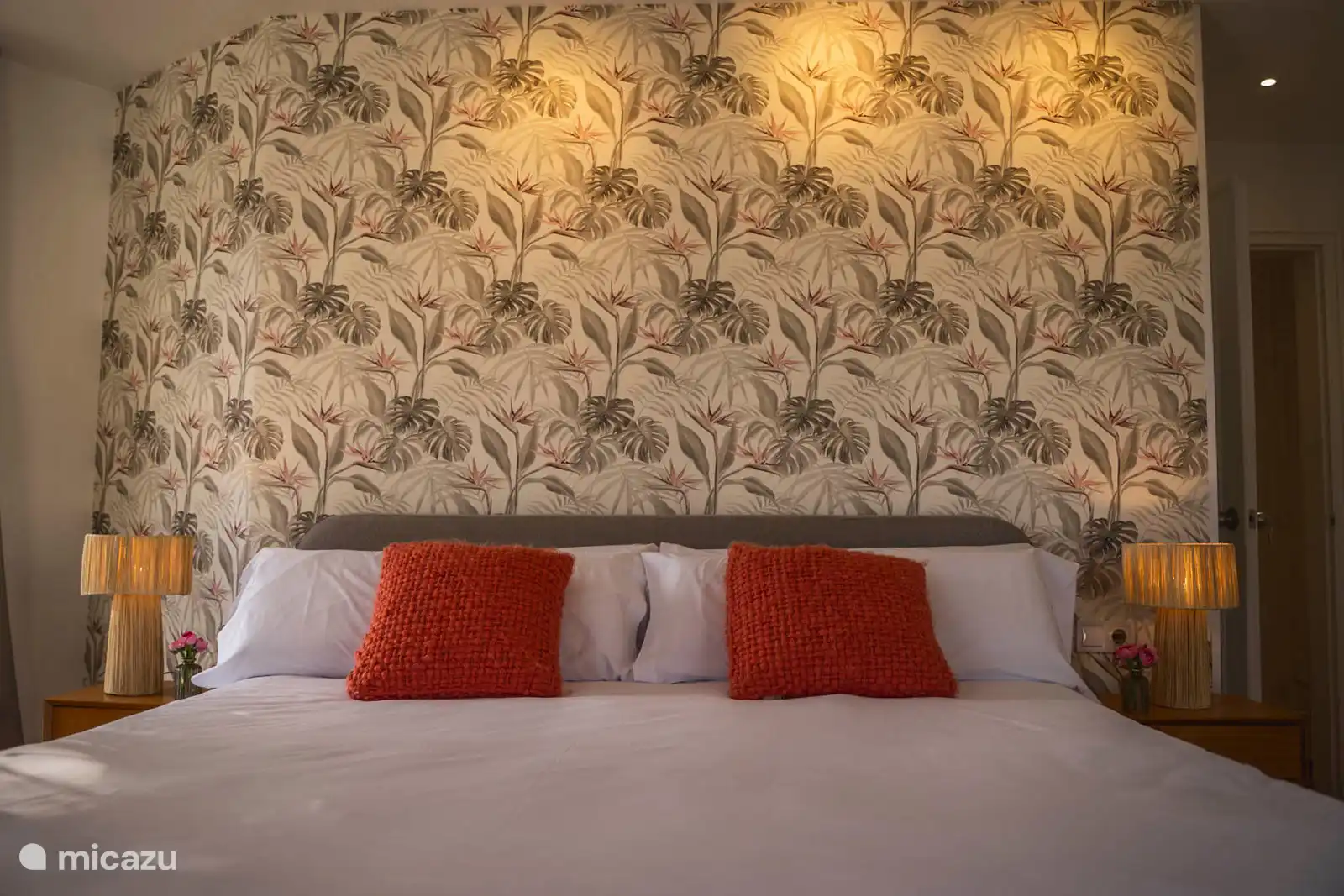 1st floor - Bedroom 2 with en-suite bathroom with bath/shower, double vanity, hairdryer, towels, products. Balconies and sea views.