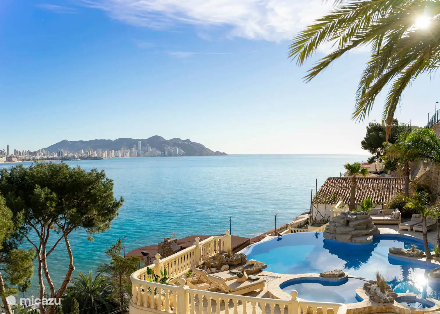 Infinity-Pool, Jacuzzi, Planschbecken, Brunnen, umgeben von einer Terrasse mit Liegeliege, Sofas. Speisesaal, Grill, Meerblick.