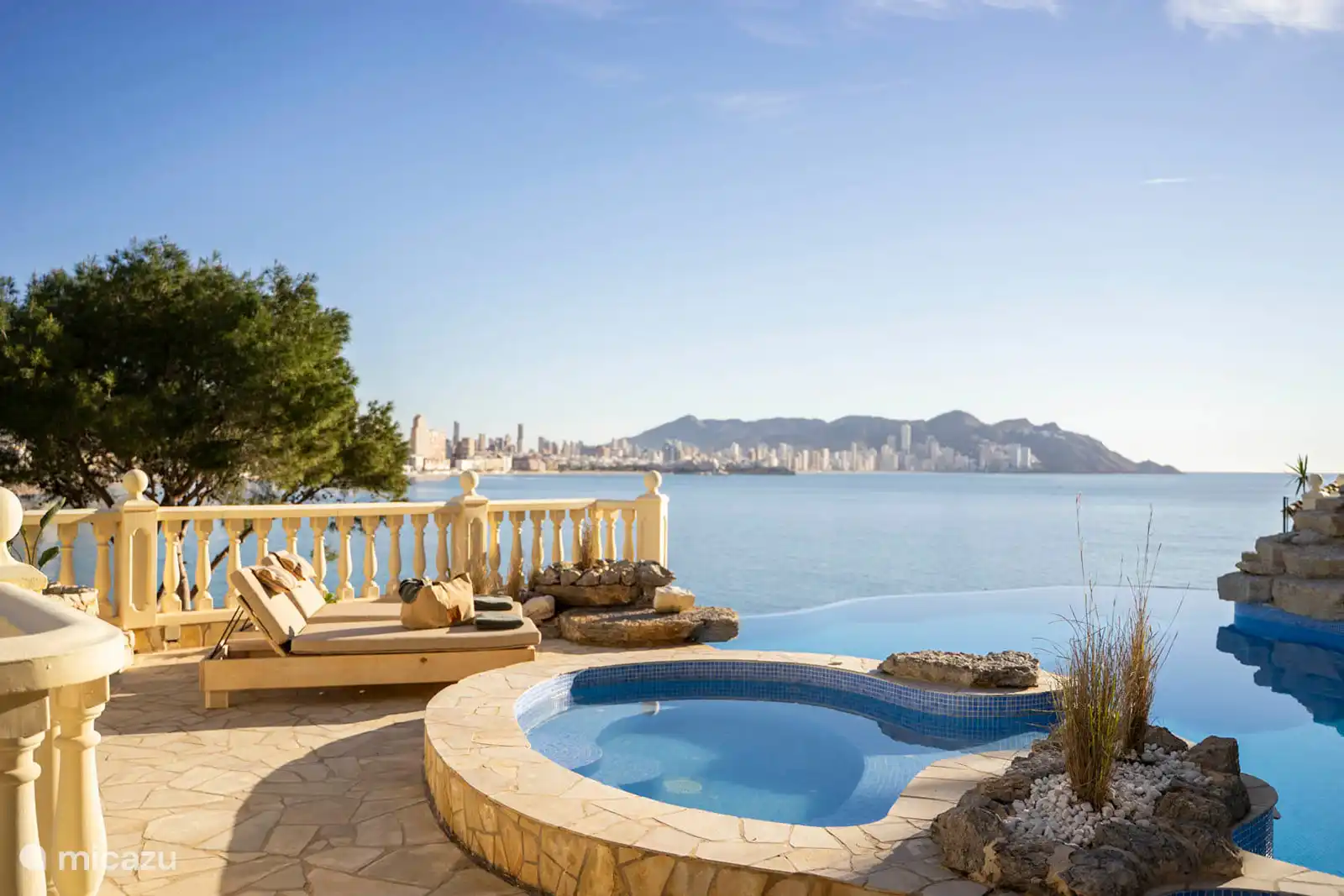 Infinity pool, jacuzzi, paddling pool, fountain, surrounded by a terrace with sun loungers, sofas. Dining room, Barbecue, sea view.