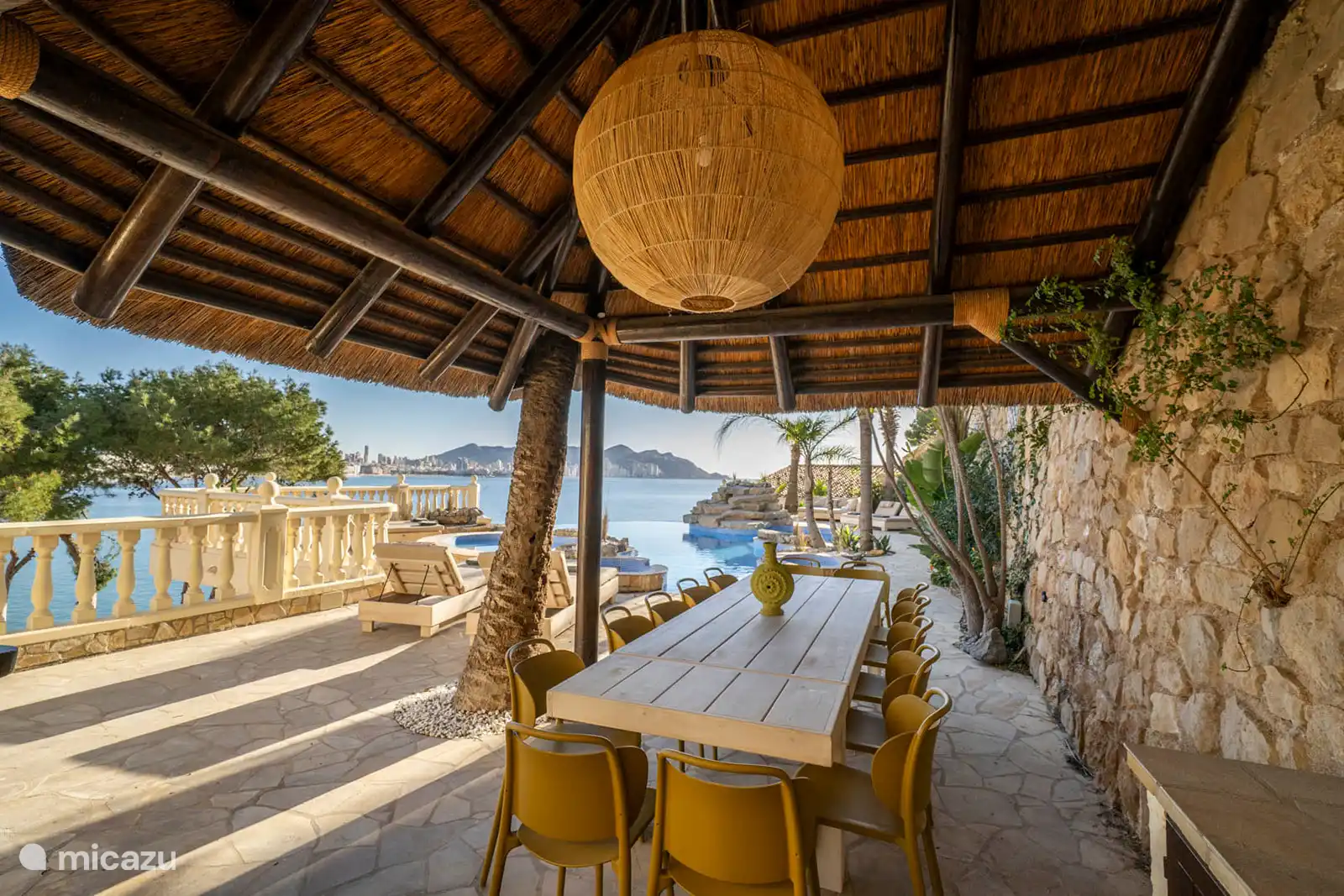 Infinity pool, jacuzzi, paddling pool, fountain, surrounded by a terrace with sun loungers, sofas. Dining room, Barbecue, sea view.