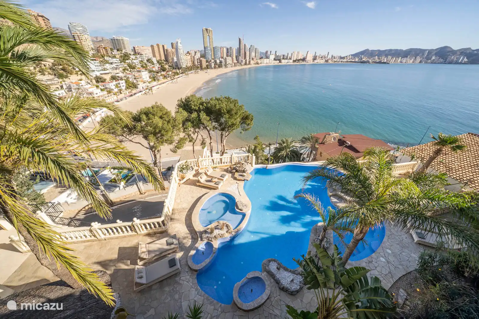 Infinity pool, jacuzzi, paddling pool, fountain, surrounded by a terrace with sun loungers, sofas. Dining room, Barbecue, sea view.