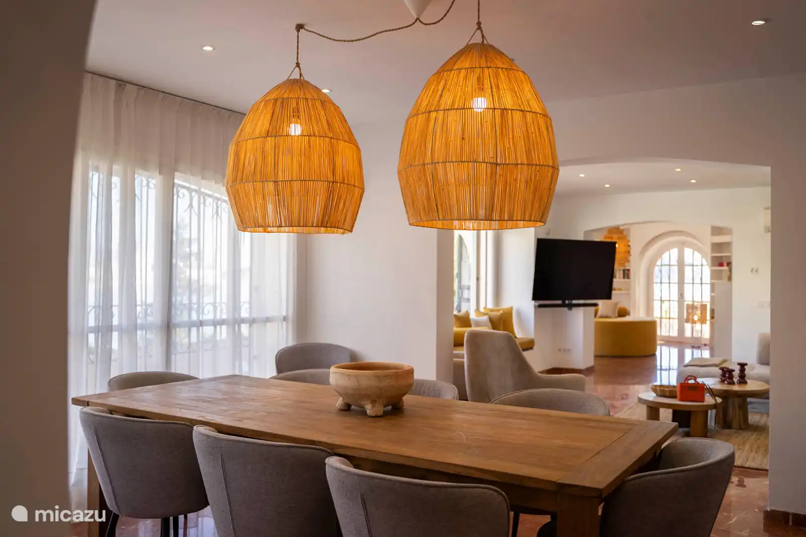 Dining room, air conditioning, access to terrace, sea view.