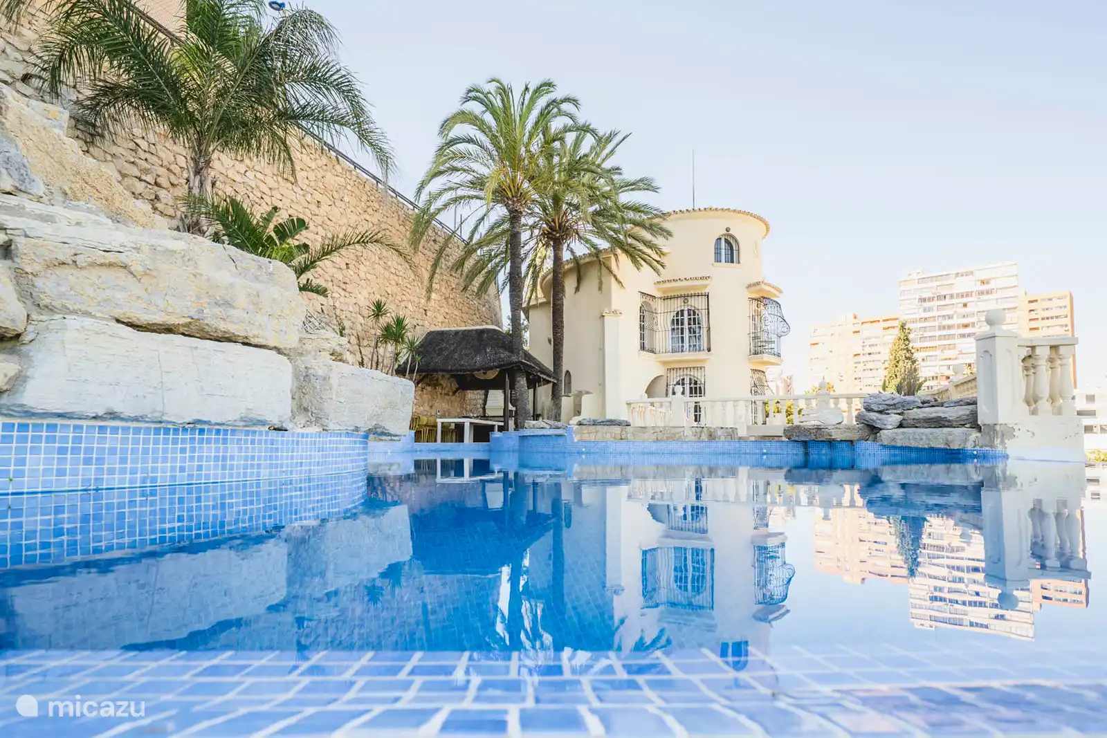 Infinity-Pool, Jacuzzi, Planschbecken, Brunnen, umgeben von einer Terrasse mit Liegeliege, Sofas. Speisesaal, Grill, Meerblick.