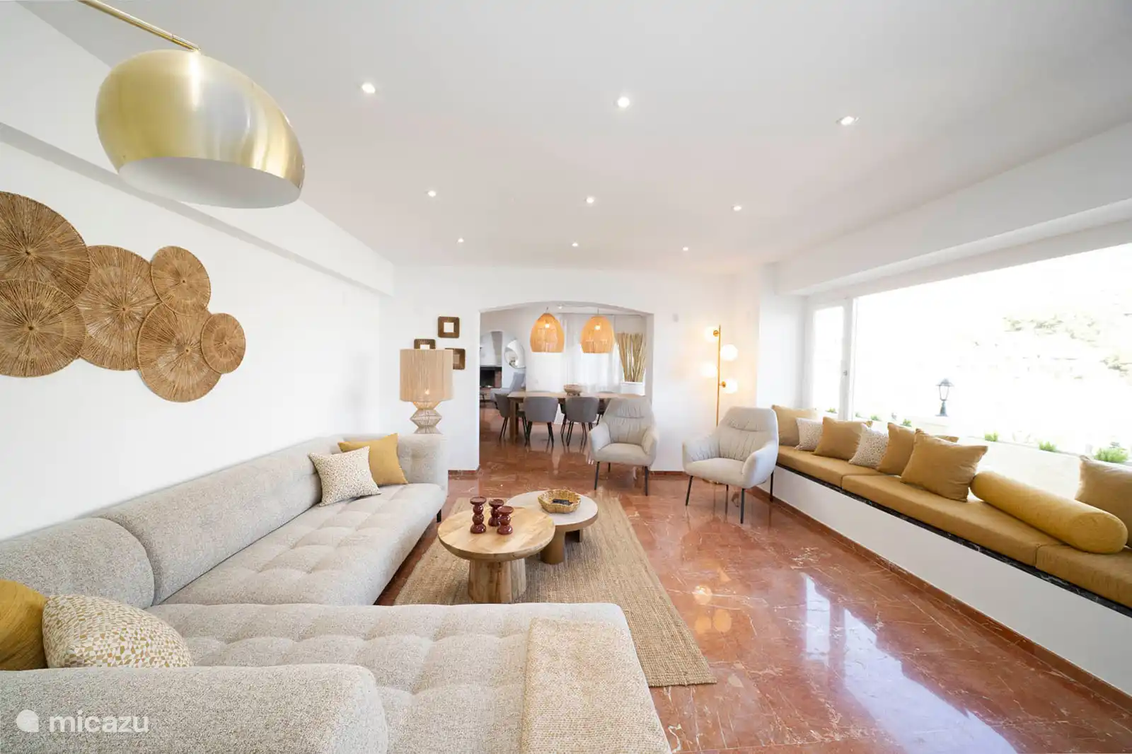 Living room with sofas, TV, air conditioning, access to terrace, sea view.