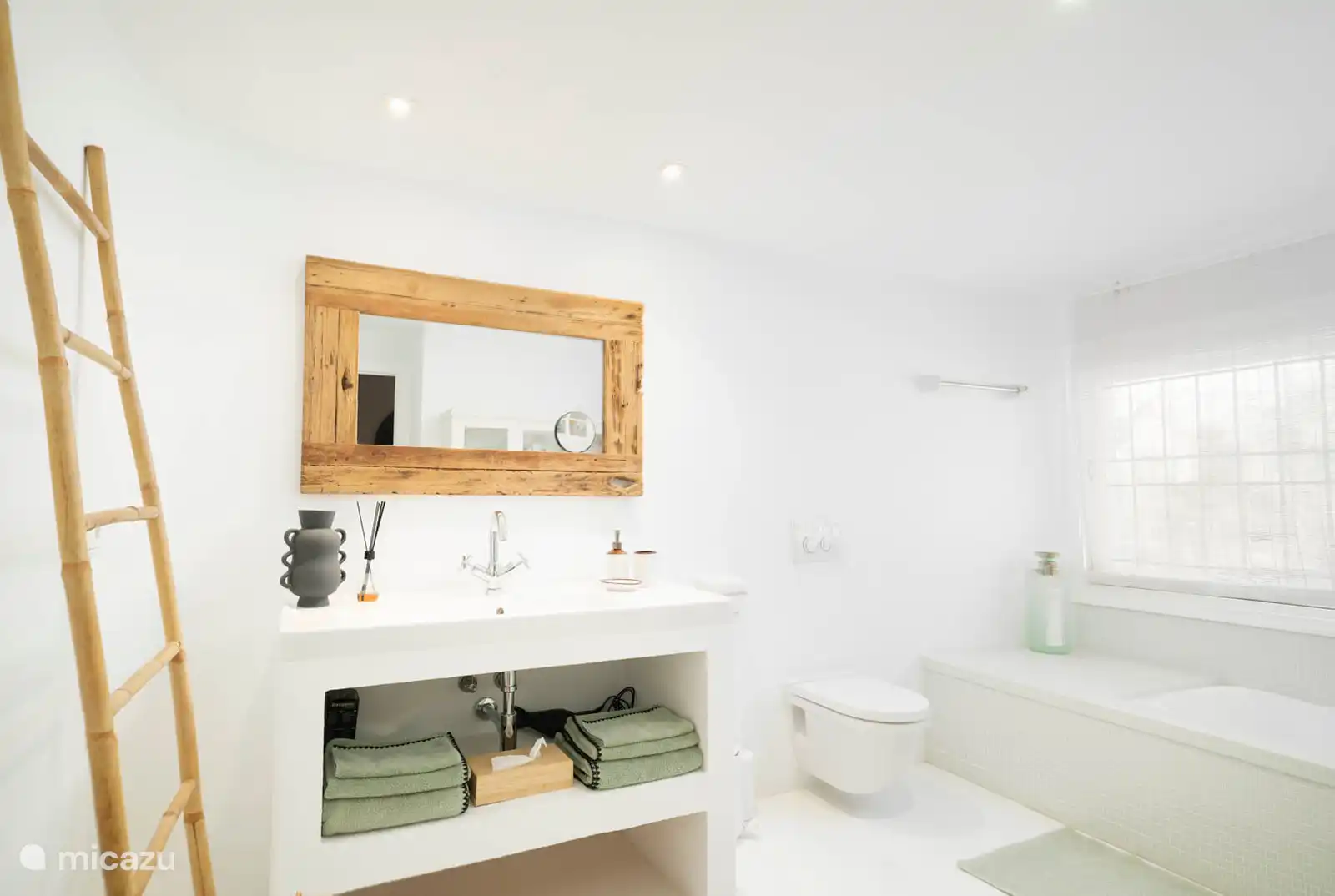 Bedroom 1
Bedroom with 1 double bed 180 cm. En-suite bathroom, bath/shower, WC. 