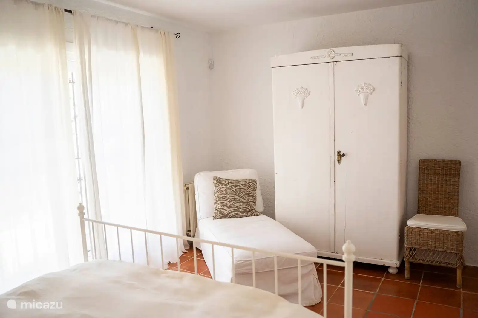 Bedroom 2
Bedroom with 1 double bed 180 cm. Bathroom with shower shared with bedroom 3.