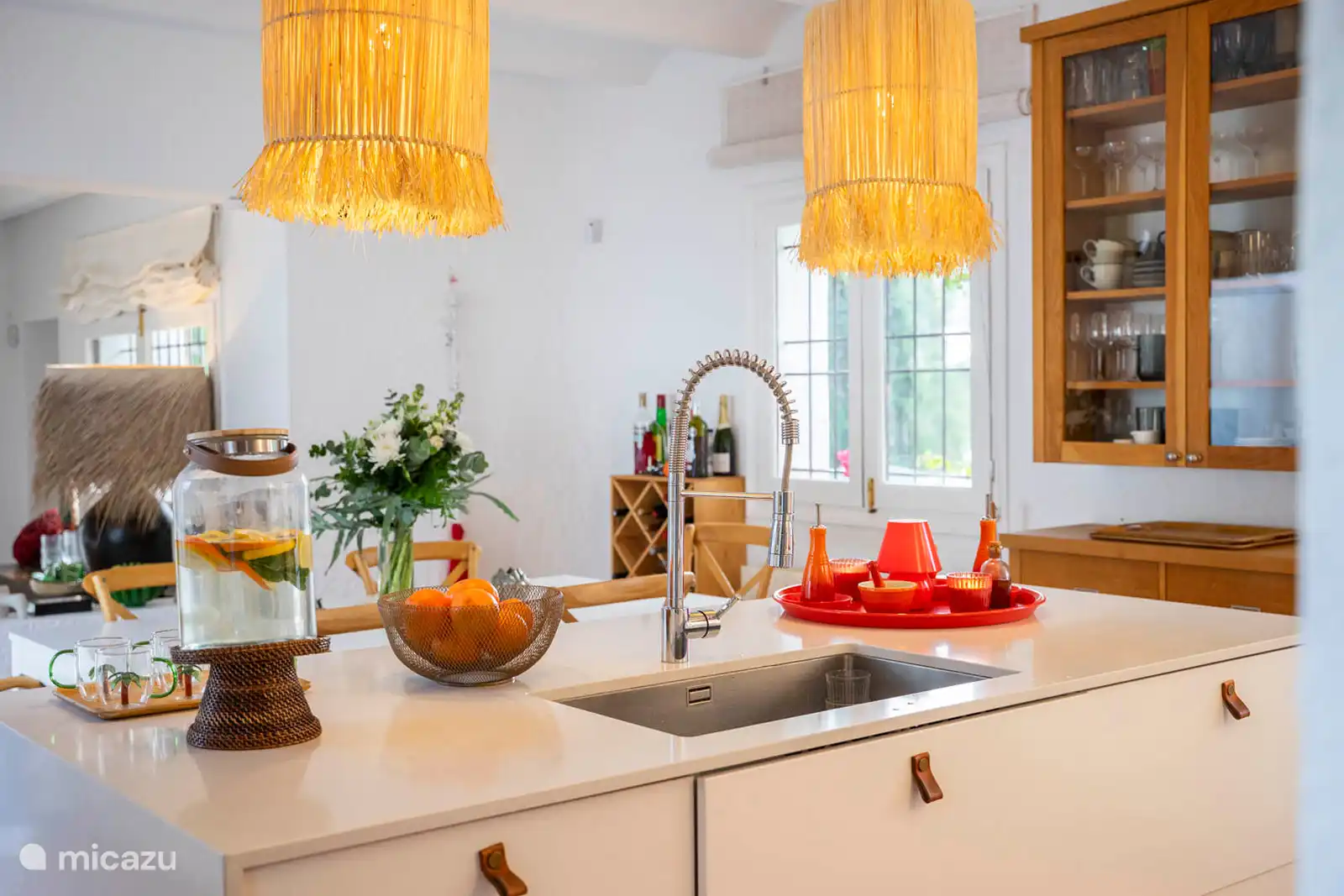 Equipped and air-conditioned kitchen. fridge/freezer, oven, Nespresso coffee machine, dishwasher, toaster. 