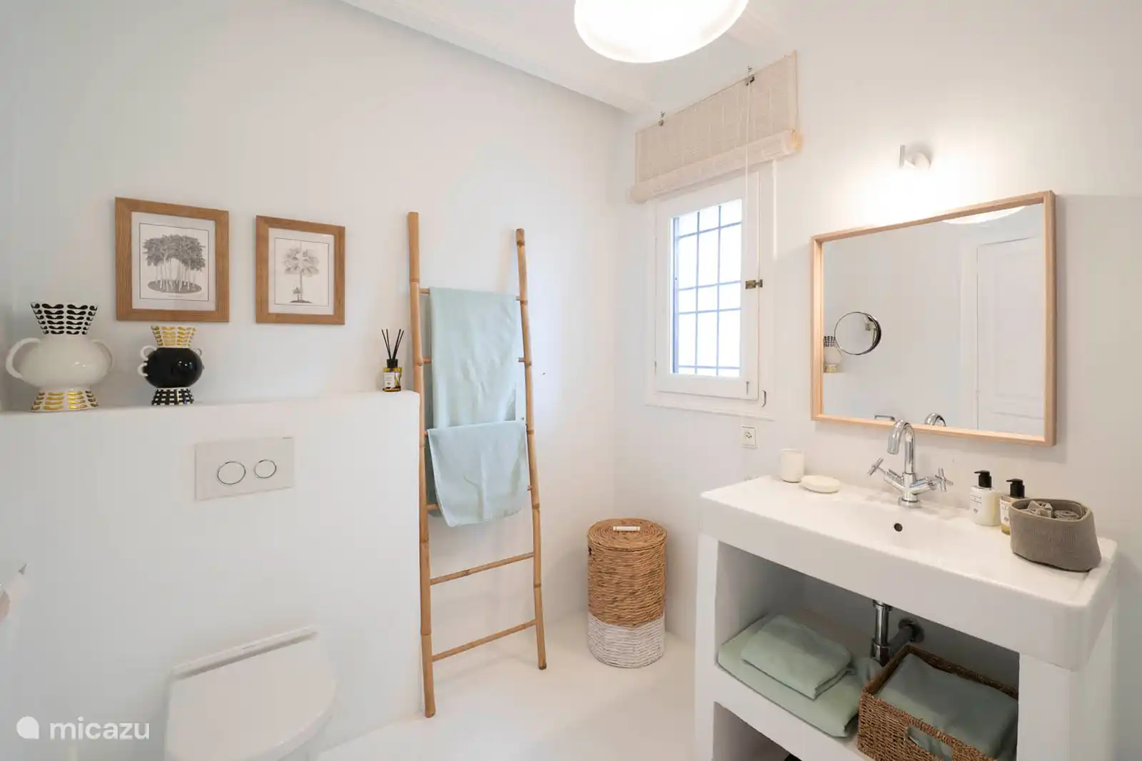 Bedroom 2
Bedroom with 1 double bed 180 cm. Bathroom with shower shared with bedroom 3.