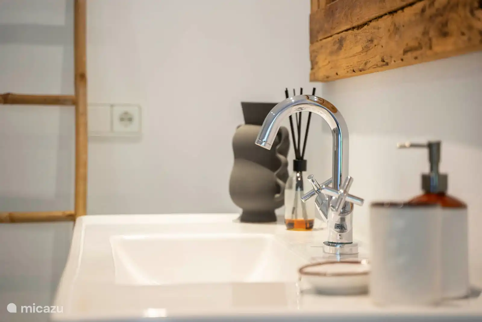 Bedroom 1
Bedroom with 1 double bed 180 cm. En-suite bathroom, bath/shower, WC. 