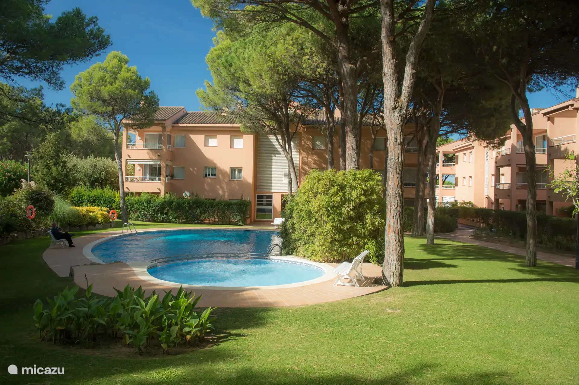 Gemeenschapszwembad en tuin