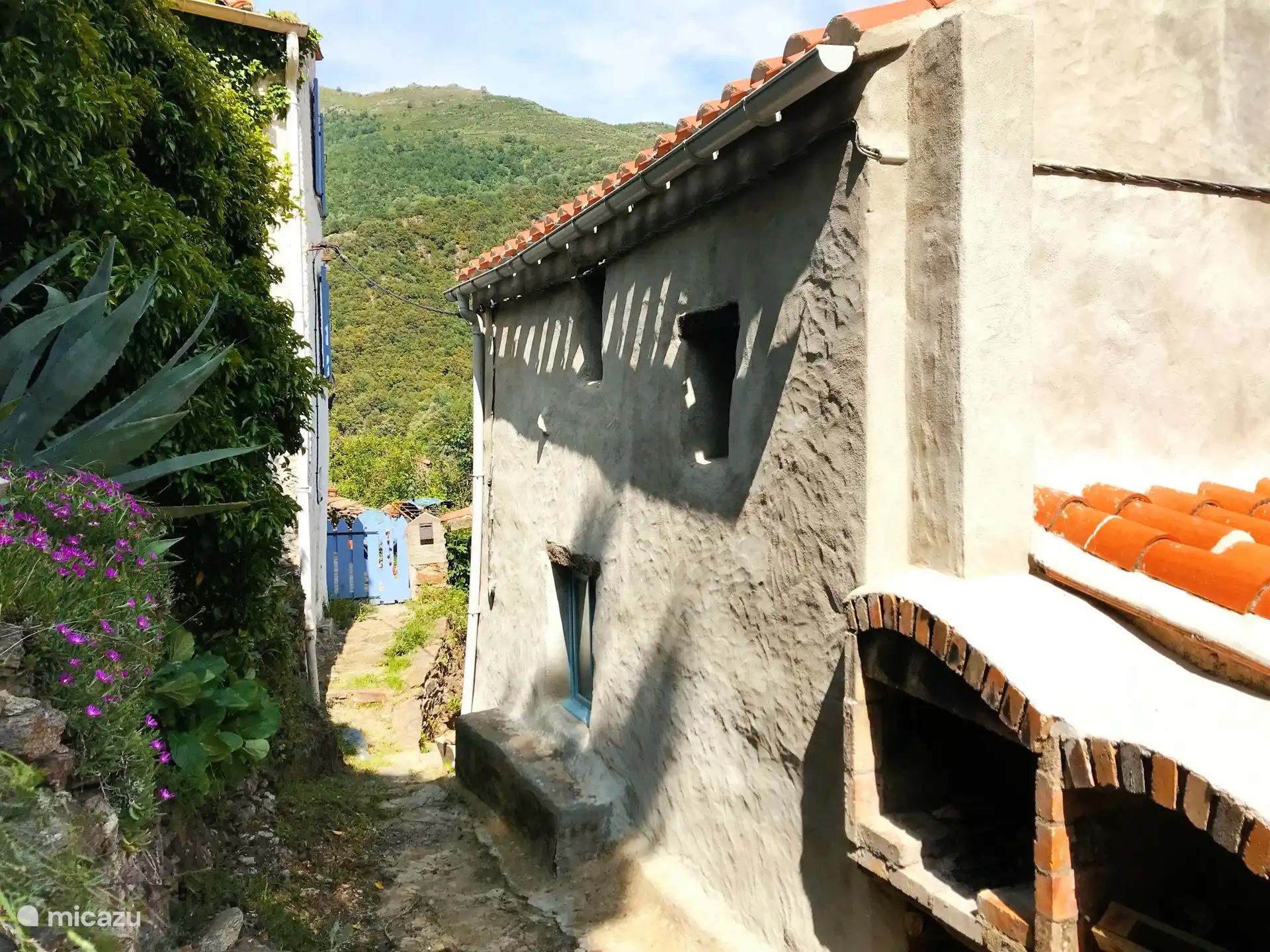 En la parte trasera de nuestra casa, muy acogedora y solo hay un vecino tranquilo, así que es muy agradable disfrutar de la tranquilidad.