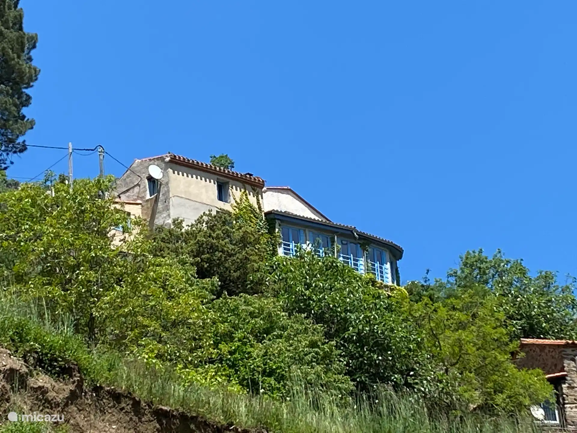 Vista frontal de la casa desde abajo