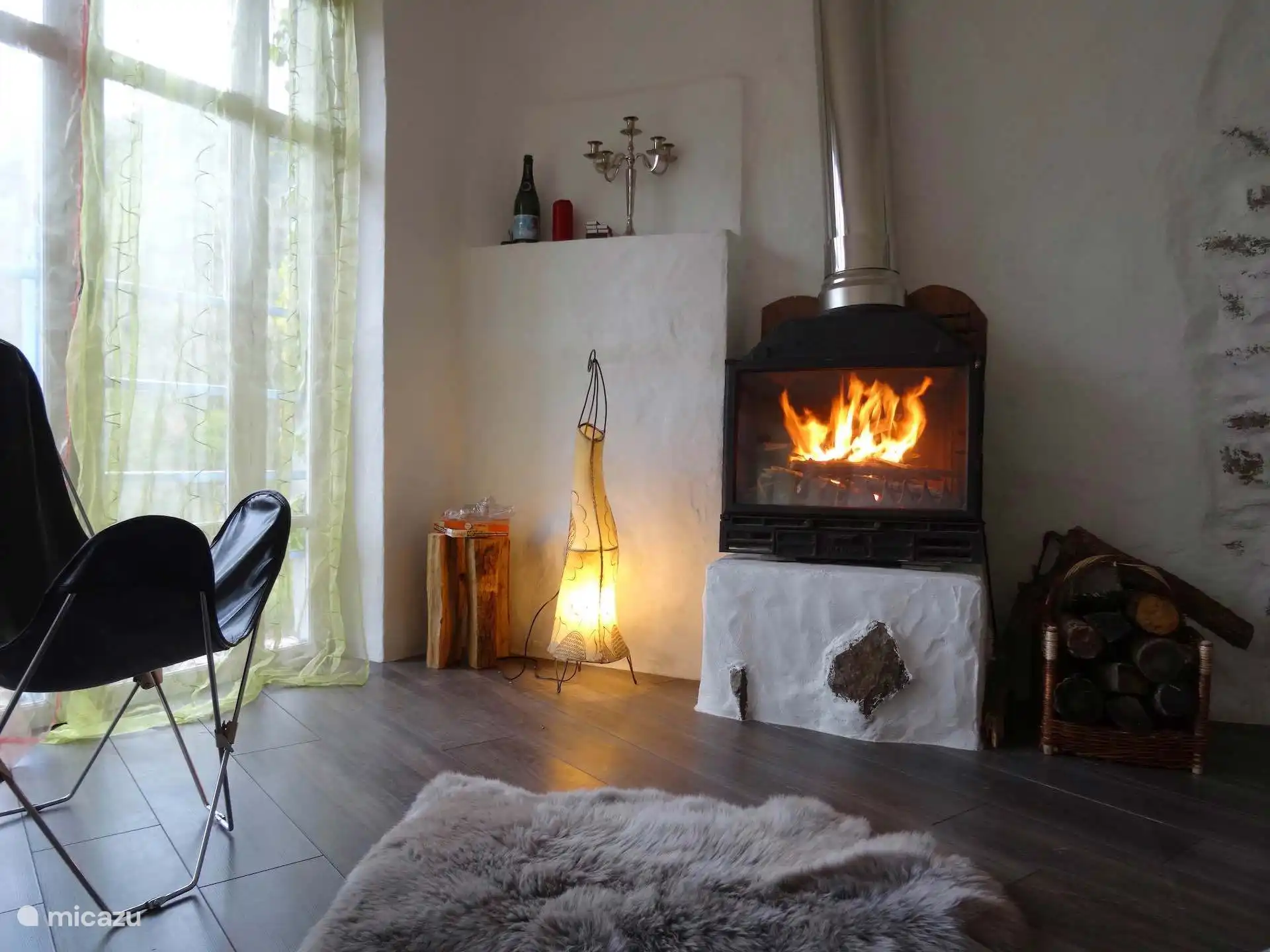 Salón en modo invierno con chimenea.