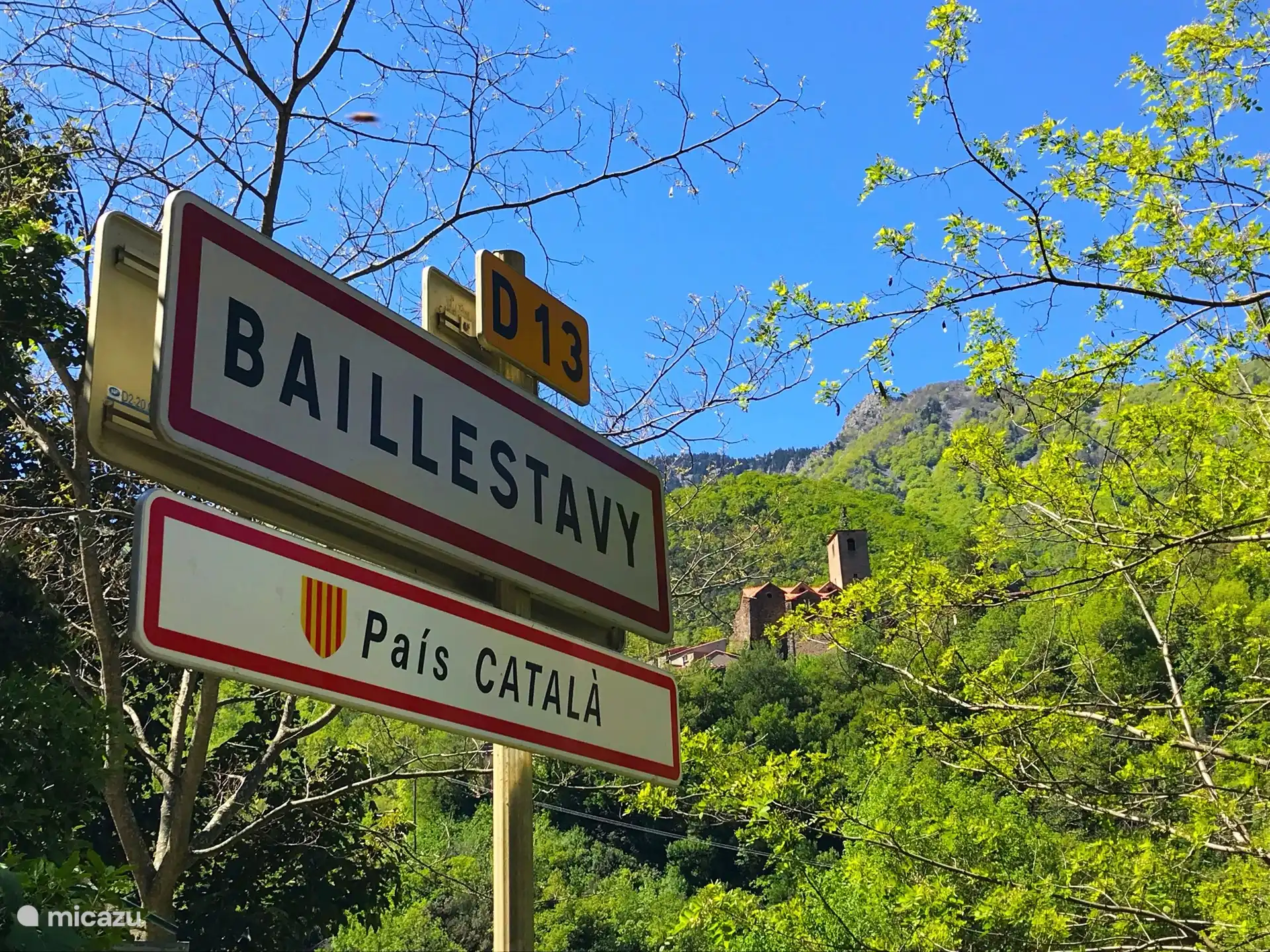 Nuestro pueblo de Baillestavy con 90 habitantes, un bar y restaurante para unas buenas vacaciones en un lugar único.