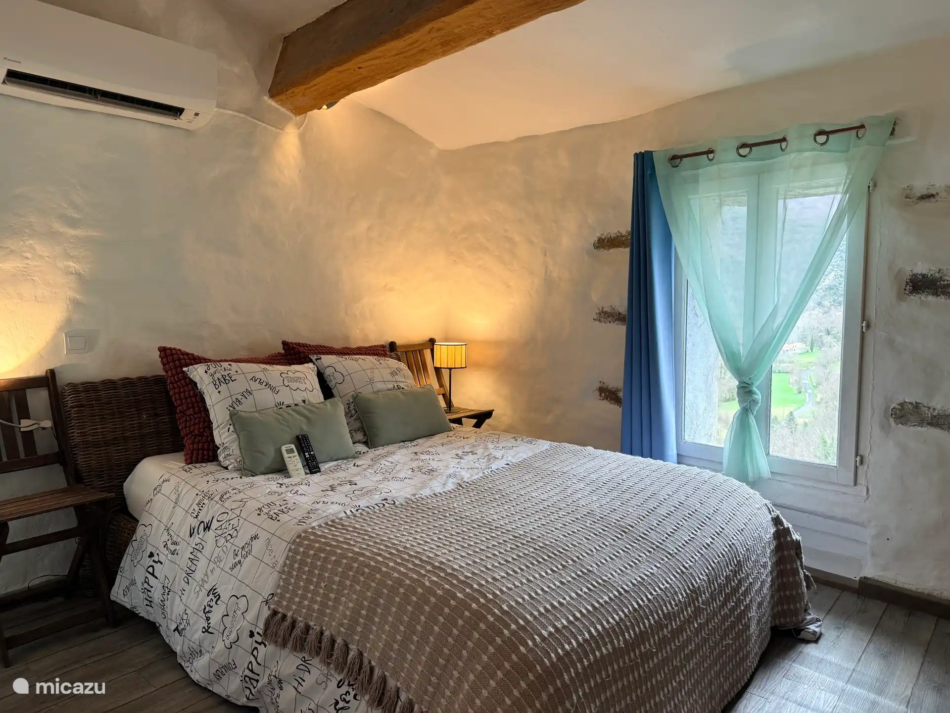 Onze slaapkamer met tweepersoonsbed - altijd met smaak opgemaakt voor onze huurders