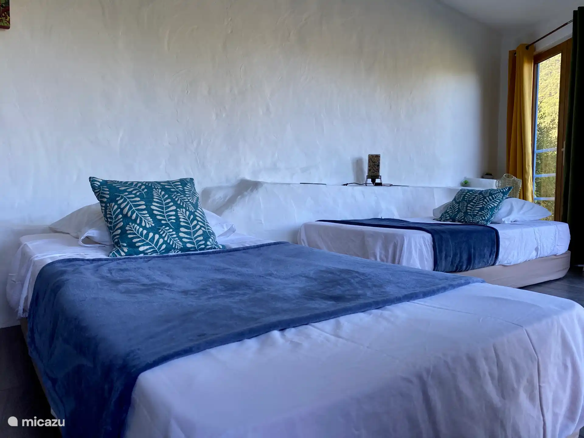 Dormitorio en el salón con mampara y paravent