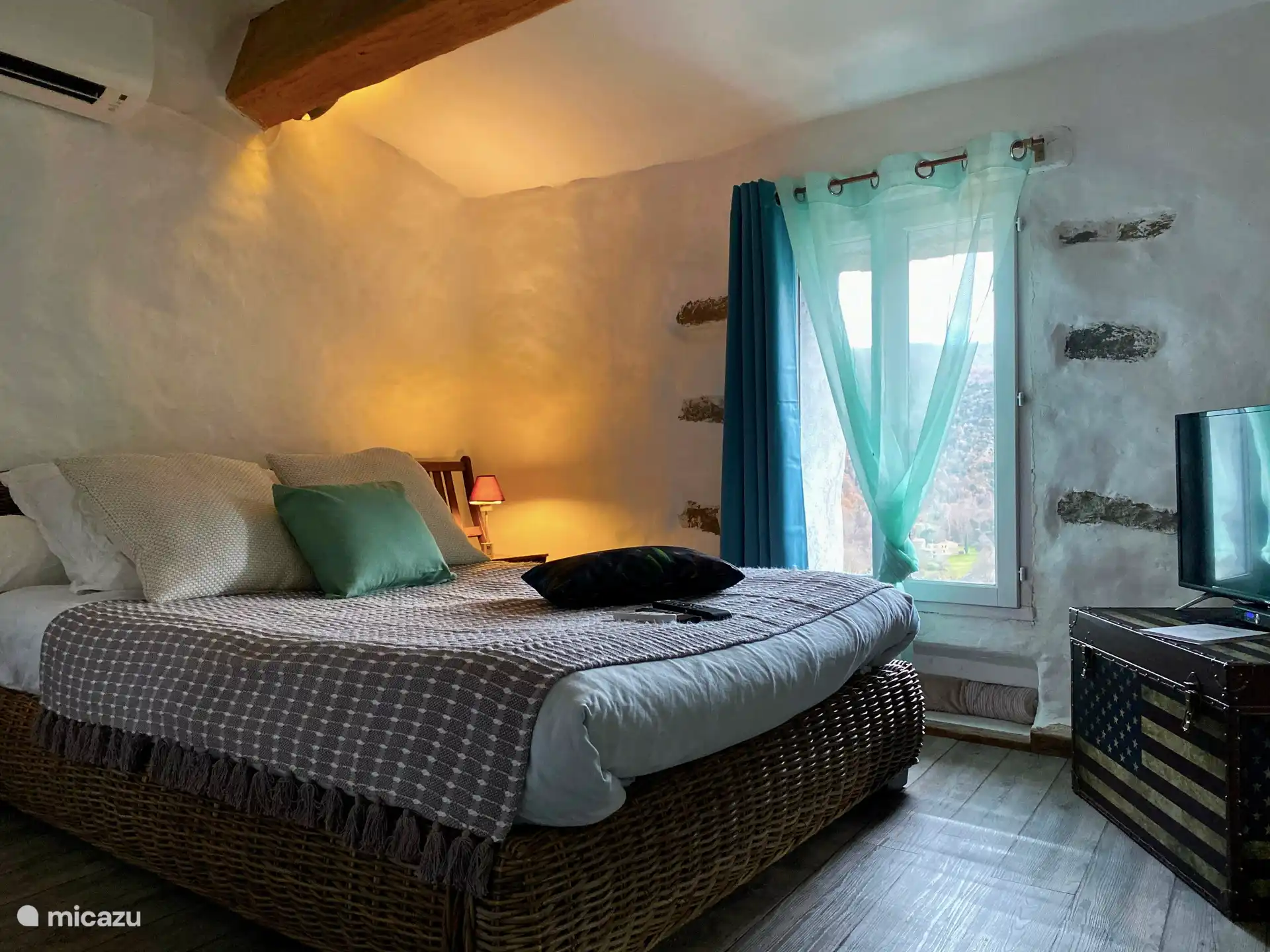 Dormitorio en la primera planta con baño, aire acondicionado, inodoro y smart TV