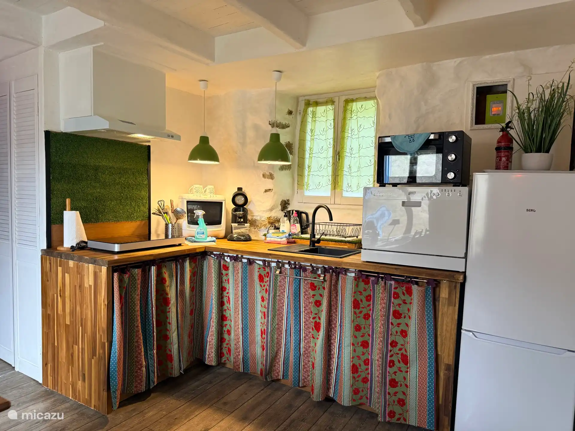 Volledig ingerichte keuken met drie inductiekookplaten