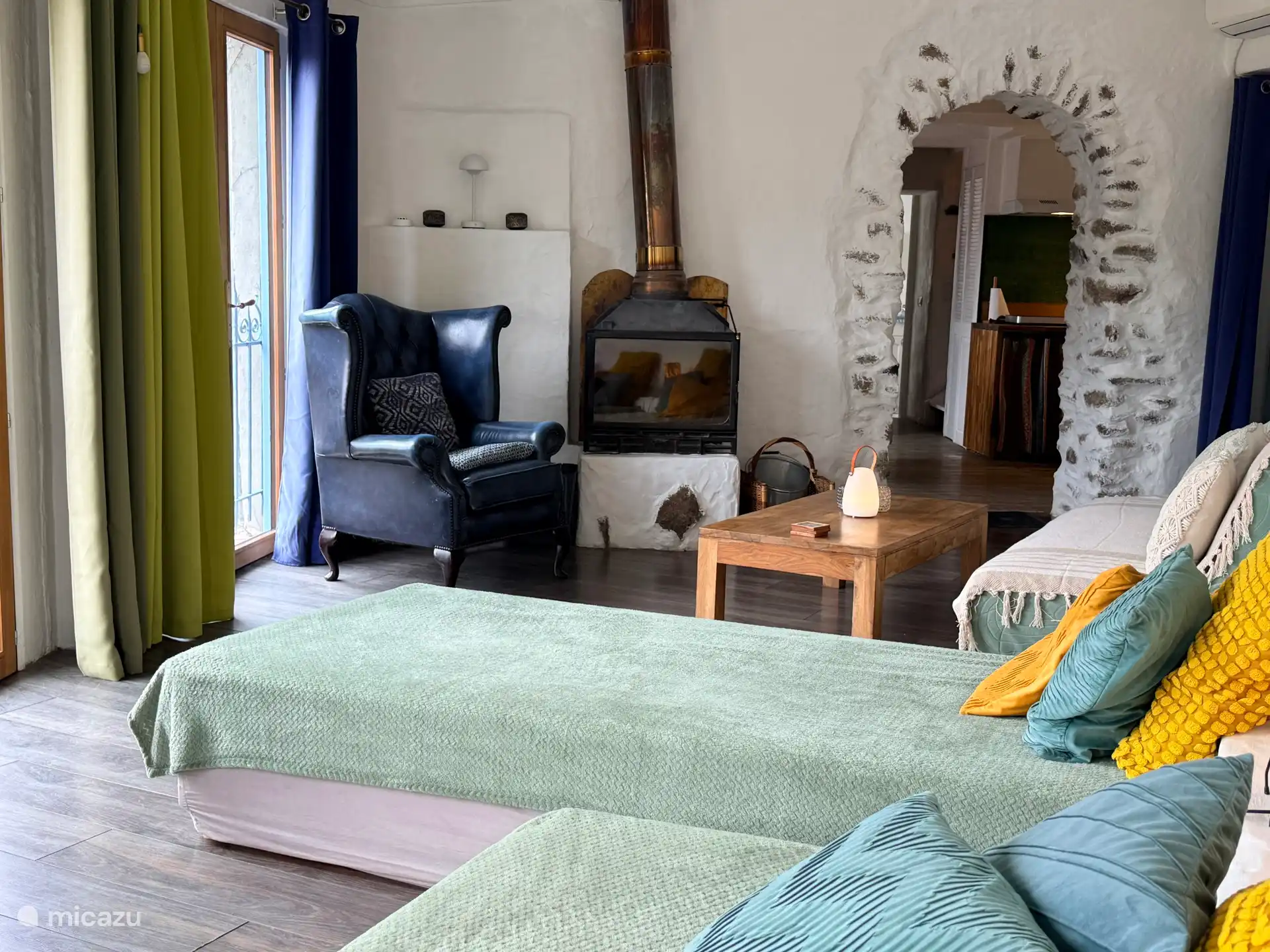 Living met houtkachel - prachtig uitzicht en met smaak ingericht