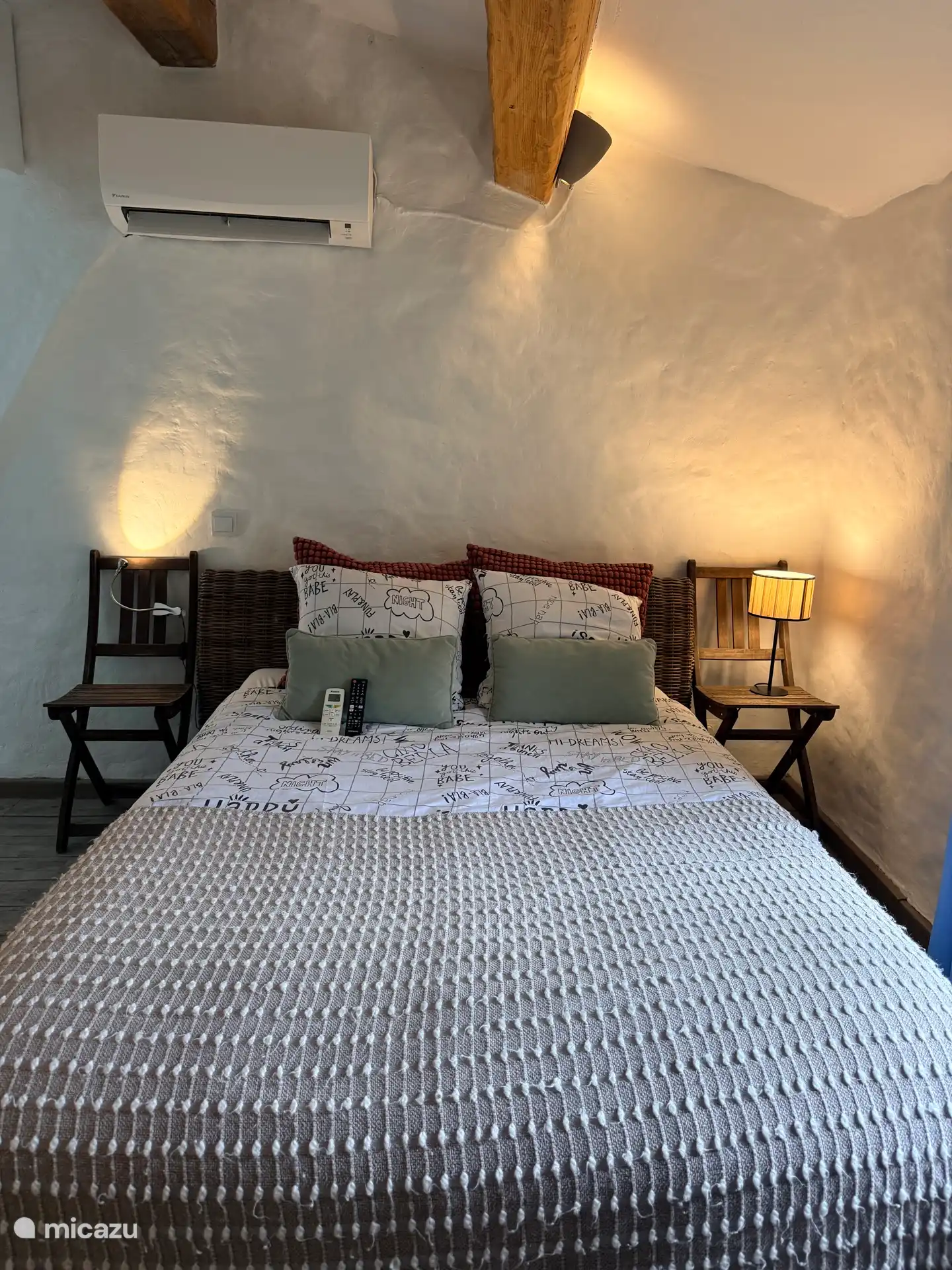 Onze slaapkamer met tweepersoonsbed - altijd met smaak opgemaakt voor onze huurders